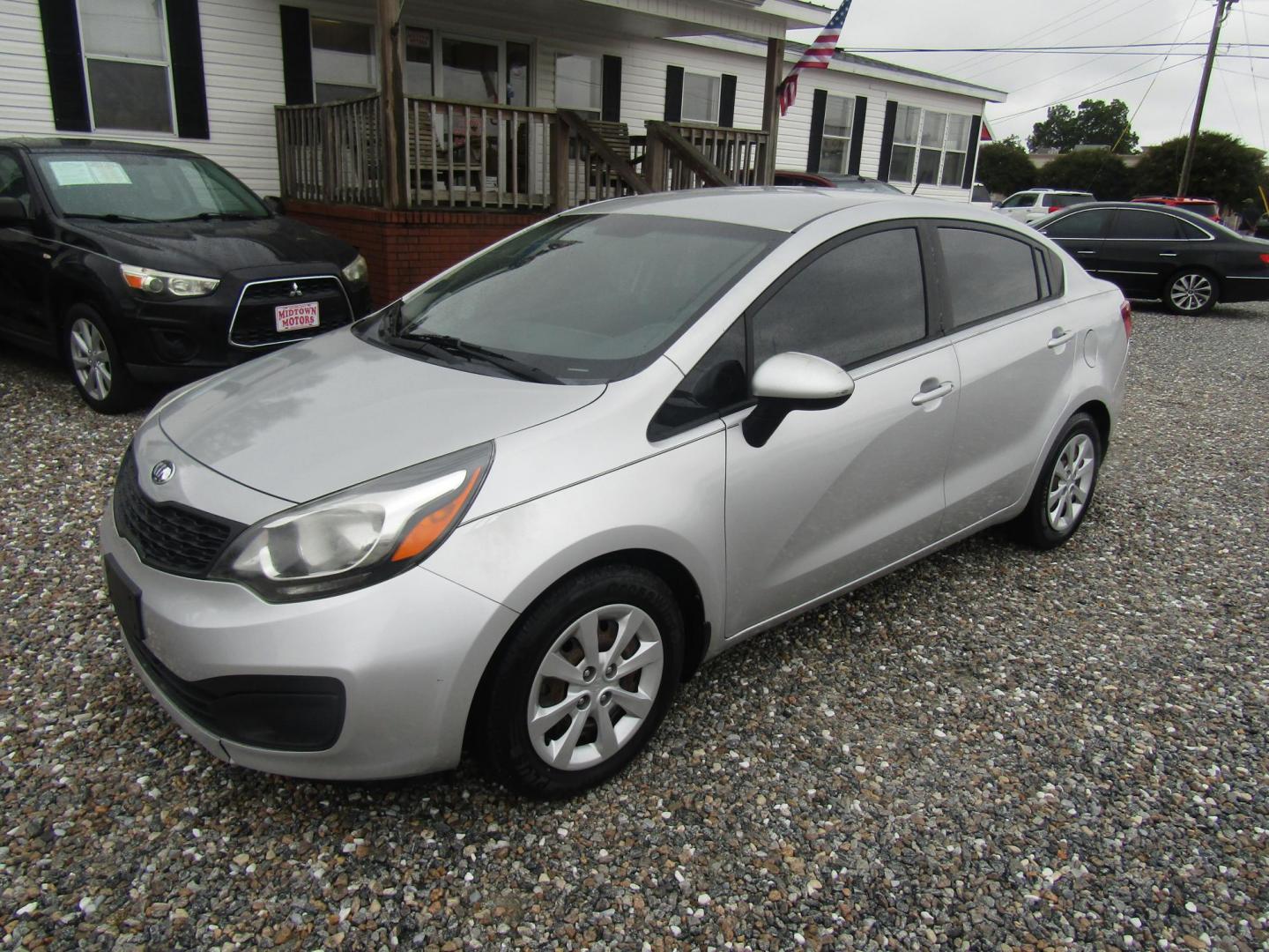 2014 Silver Kia Rio LX (KNADM4A31E6) with an 1.6L L4 DOHC 16V engine, Automatic transmission, located at 15016 S Hwy 231, Midland City, AL, 36350, (334) 983-3001, 31.306210, -85.495277 - Photo#2