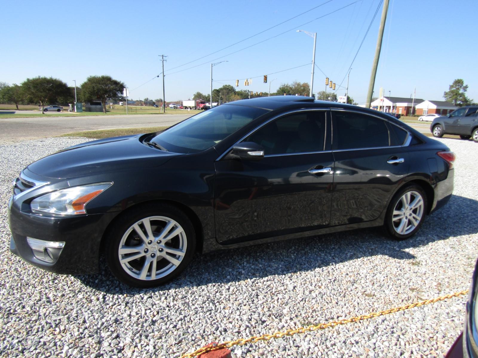 2013 Blue Nissan Altima 3.5 SV (1N4BL3AP7DC) with an 3.5L V6 DOHC 24V engine, Automatic transmission, located at 15016 S Hwy 231, Midland City, AL, 36350, (334) 983-3001, 31.306210, -85.495277 - Photo #2