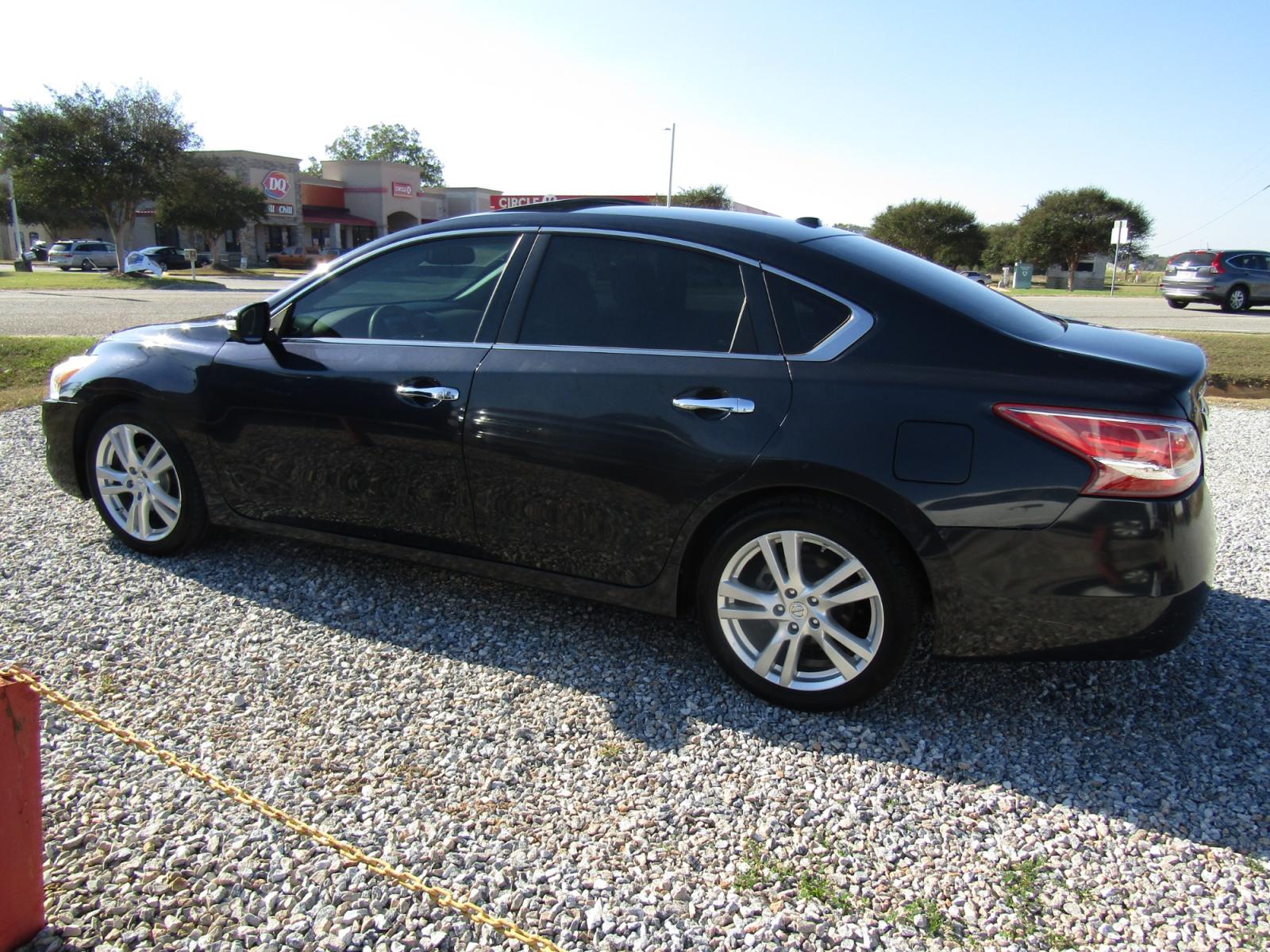 2013 Blue Nissan Altima 3.5 SV (1N4BL3AP7DC) with an 3.5L V6 DOHC 24V engine, Automatic transmission, located at 15016 S Hwy 231, Midland City, AL, 36350, (334) 983-3001, 31.306210, -85.495277 - Photo #5
