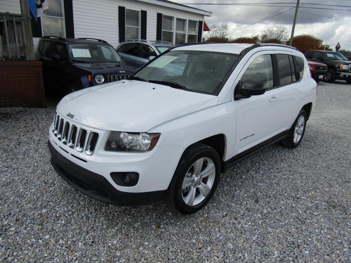 2016 White Jeep Compass Sport FWD (1C4NJCBA7GD) with an 2.0L L4 DOHC 16V engine, Automatic transmission, located at 15016 S Hwy 231, Midland City, AL, 36350, (334) 983-3001, 31.306210, -85.495277 - Photo#1