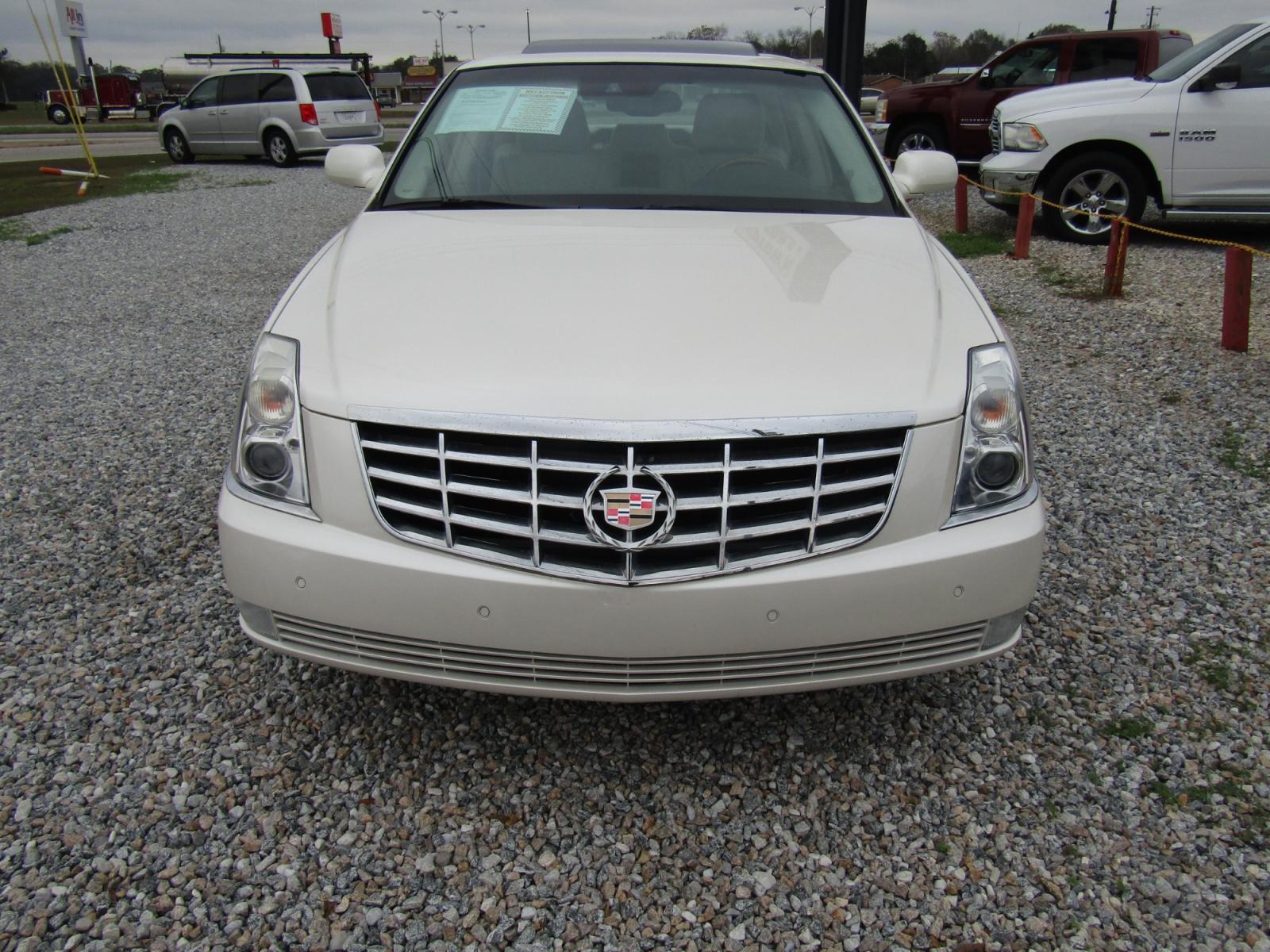 2011 White /Tan Cadillac DTS Platinum w/ Navi (1G6KP5ES3BU) with an 4.6L V8 DOHC 32V engine, Automatic transmission, located at 15016 S Hwy 231, Midland City, AL, 36350, (334) 983-3001, 31.306210, -85.495277 - Photo #1