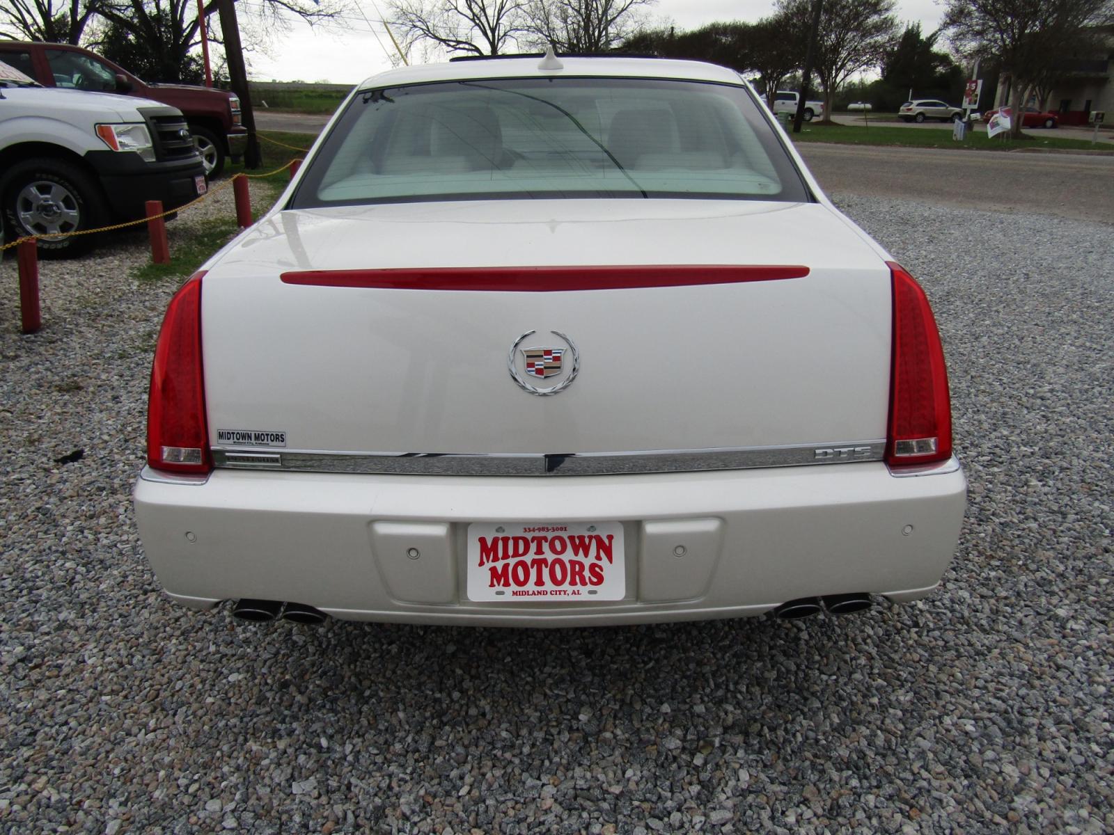 2011 White /Tan Cadillac DTS Platinum w/ Navi (1G6KP5ES3BU) with an 4.6L V8 DOHC 32V engine, Automatic transmission, located at 15016 S Hwy 231, Midland City, AL, 36350, (334) 983-3001, 31.306210, -85.495277 - Photo #6