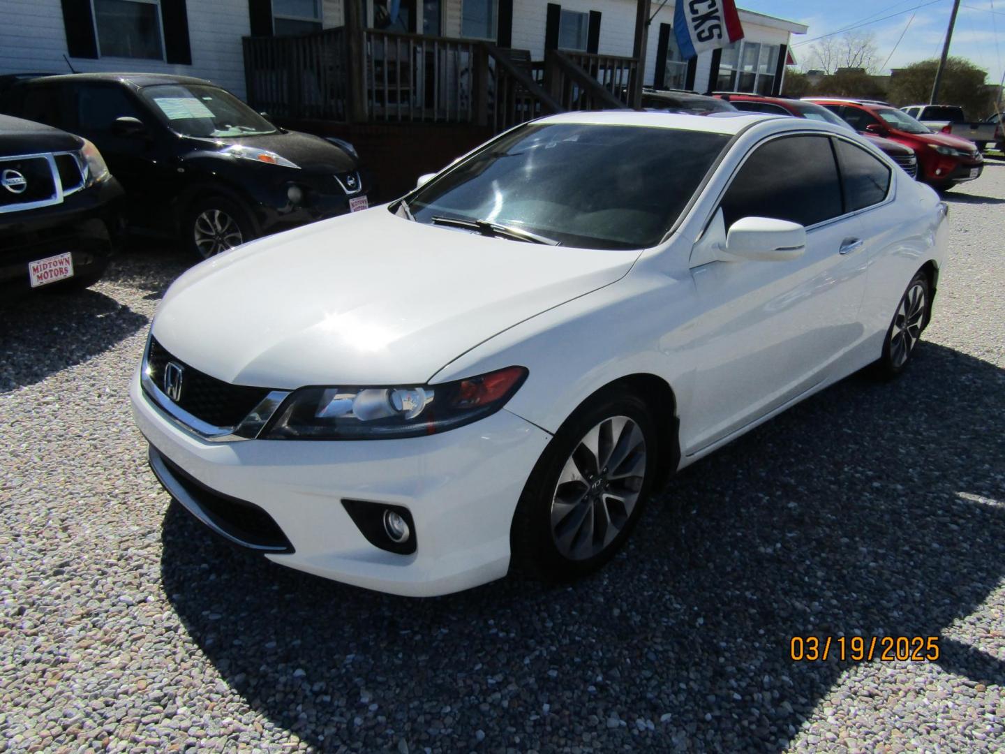 2013 White Honda Accord EX-L Coupe CVT (1HGCT1B89DA) with an 2.4L L4 DOHC 16V engine, Automatic transmission, located at 15016 S Hwy 231, Midland City, AL, 36350, (334) 983-3001, 31.306210, -85.495277 - Photo#2