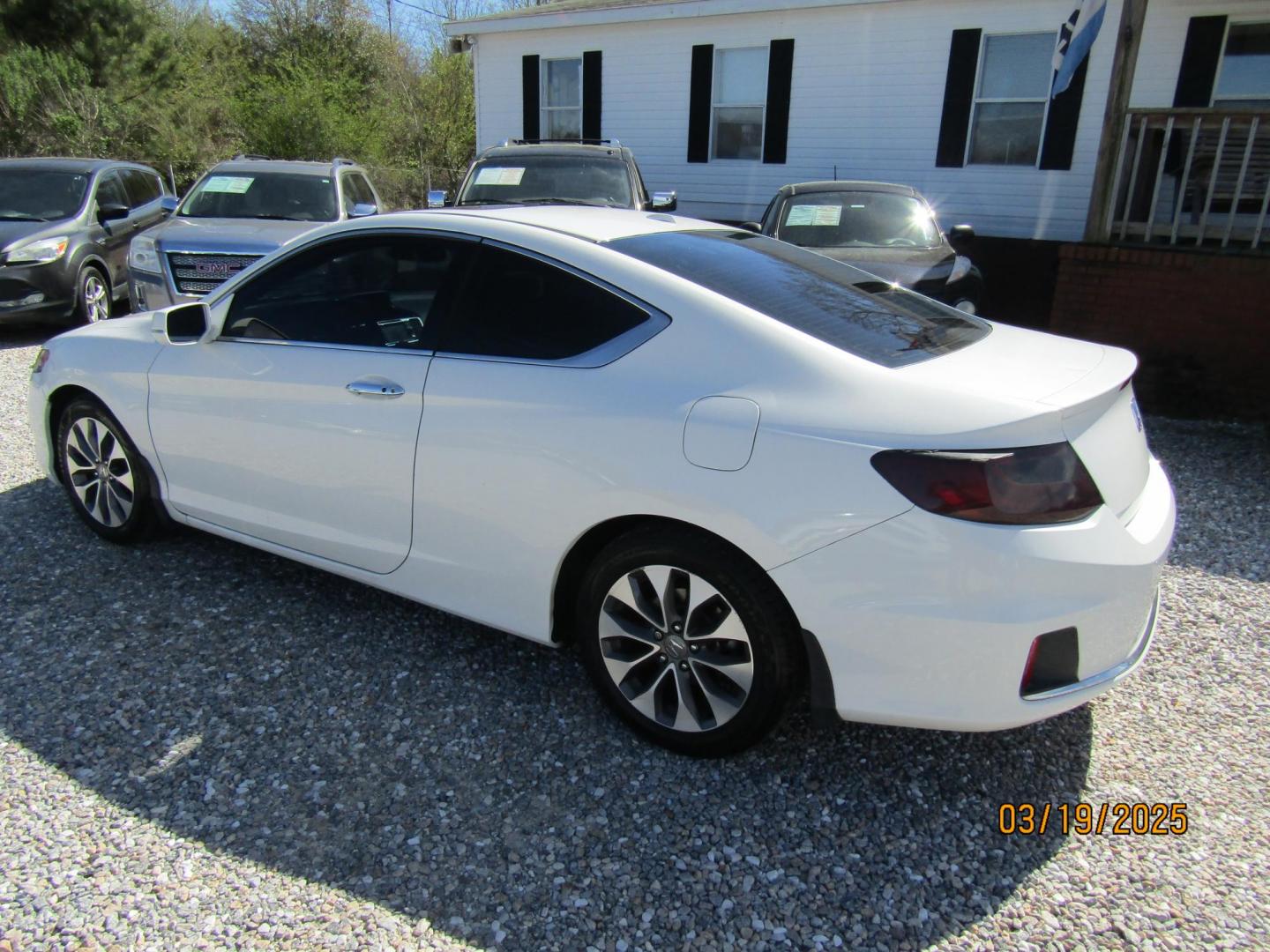 2013 White Honda Accord EX-L Coupe CVT (1HGCT1B89DA) with an 2.4L L4 DOHC 16V engine, Automatic transmission, located at 15016 S Hwy 231, Midland City, AL, 36350, (334) 983-3001, 31.306210, -85.495277 - Photo#4