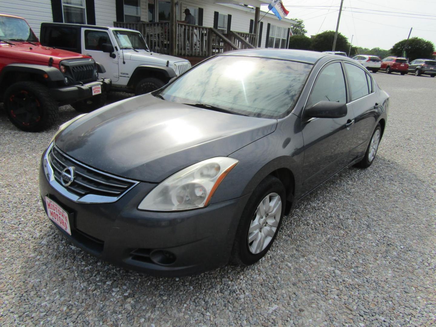 2012 Gray Nissan Altima 2.5 S (1N4AL2AP8CC) with an 2.5L L4 DOHC 16V engine, Automatic transmission, located at 15016 S Hwy 231, Midland City, AL, 36350, (334) 983-3001, 31.306210, -85.495277 - Photo#1