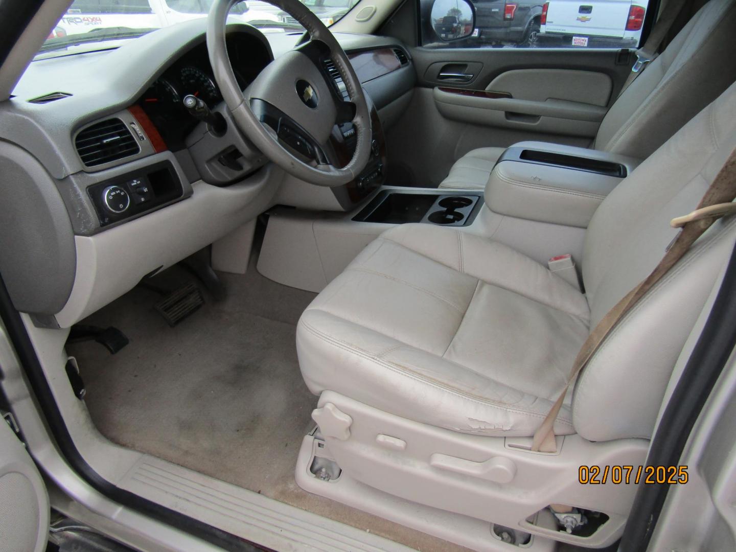 2009 Silver /Gray Chevrolet Tahoe LT1 2WD (1GNEC23399R) with an 5.3L V8 OHV 16V FFV engine, Automatic transmission, located at 15016 S Hwy 231, Midland City, AL, 36350, (334) 983-3001, 31.306210, -85.495277 - Photo#3