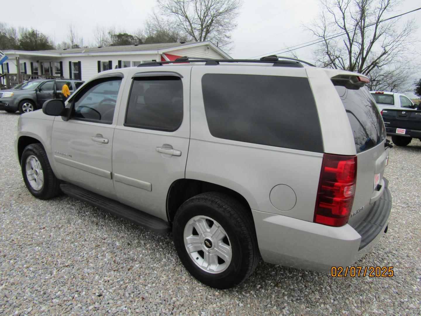 2009 Silver /Gray Chevrolet Tahoe LT1 2WD (1GNEC23399R) with an 5.3L V8 OHV 16V FFV engine, Automatic transmission, located at 15016 S Hwy 231, Midland City, AL, 36350, (334) 983-3001, 31.306210, -85.495277 - Photo#4