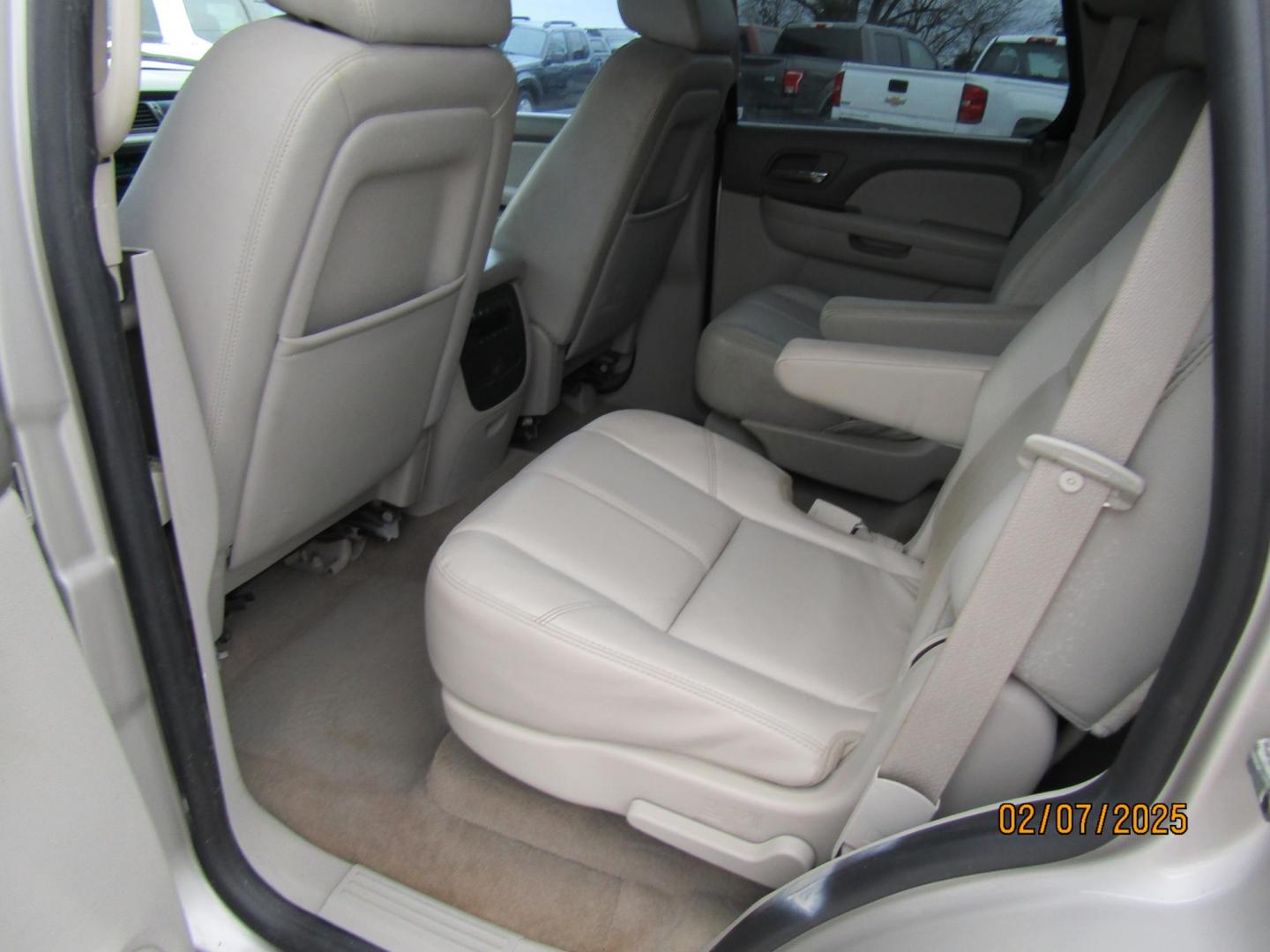2009 Silver /Gray Chevrolet Tahoe LT1 2WD (1GNEC23399R) with an 5.3L V8 OHV 16V FFV engine, Automatic transmission, located at 15016 S Hwy 231, Midland City, AL, 36350, (334) 983-3001, 31.306210, -85.495277 - Photo#5