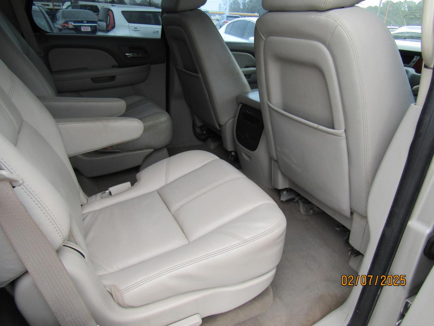 2009 Silver /Gray Chevrolet Tahoe LT1 2WD (1GNEC23399R) with an 5.3L V8 OHV 16V FFV engine, Automatic transmission, located at 15016 S Hwy 231, Midland City, AL, 36350, (334) 983-3001, 31.306210, -85.495277 - Photo#8