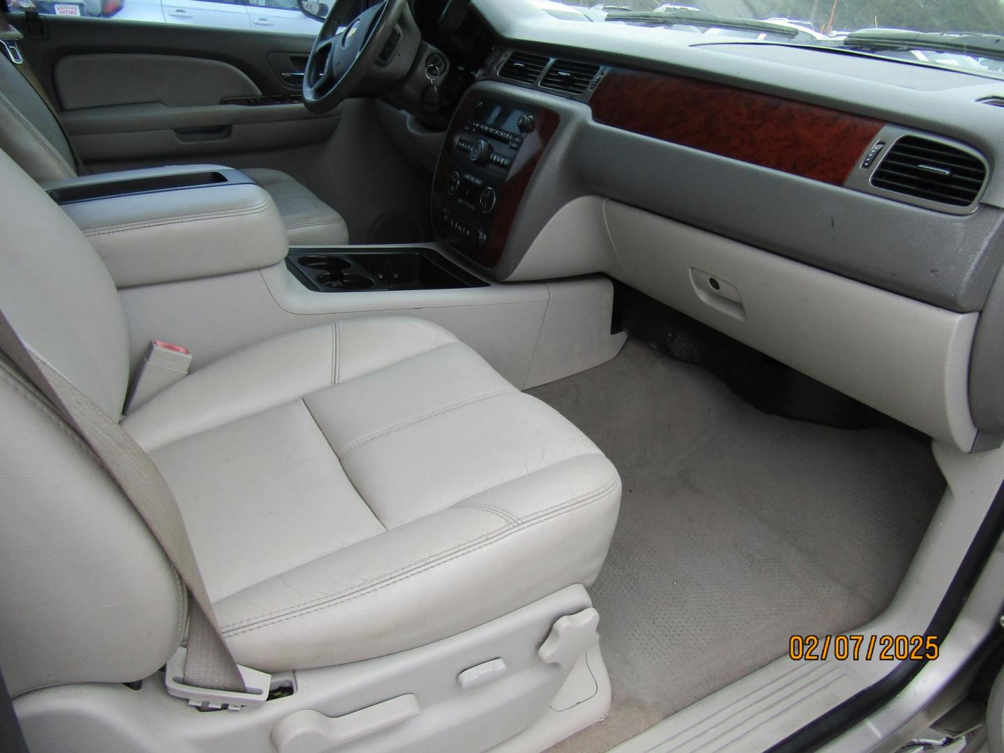 2009 Silver /Gray Chevrolet Tahoe LT1 2WD (1GNEC23399R) with an 5.3L V8 OHV 16V FFV engine, Automatic transmission, located at 15016 S Hwy 231, Midland City, AL, 36350, (334) 983-3001, 31.306210, -85.495277 - Photo#9