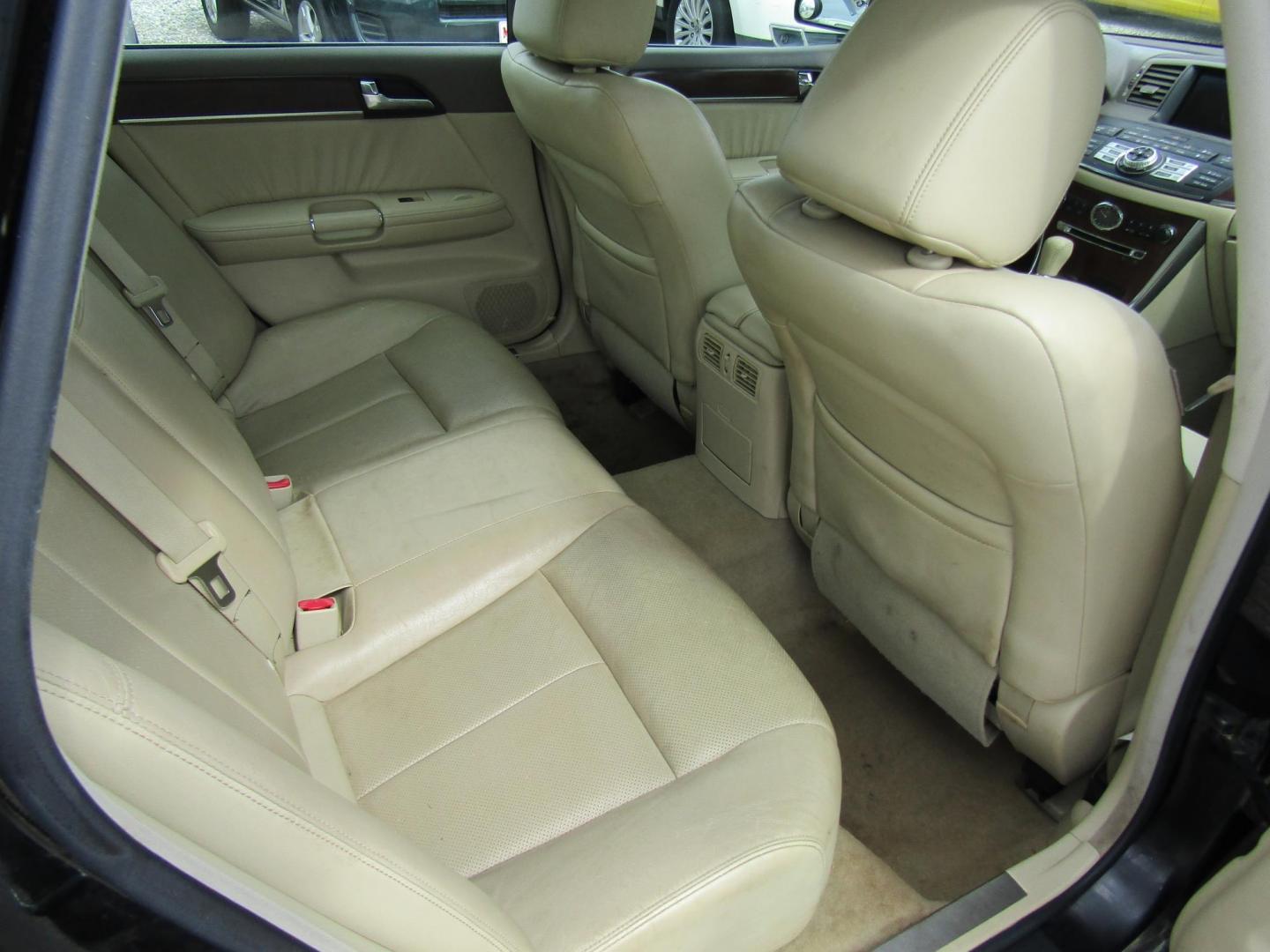 2010 Black Infiniti M 35 (JN1CY0AP0AM) with an 3.5L V6 DOHC 24V engine, Automatic transmission, located at 15016 S Hwy 231, Midland City, AL, 36350, (334) 983-3001, 31.306210, -85.495277 - Photo#7