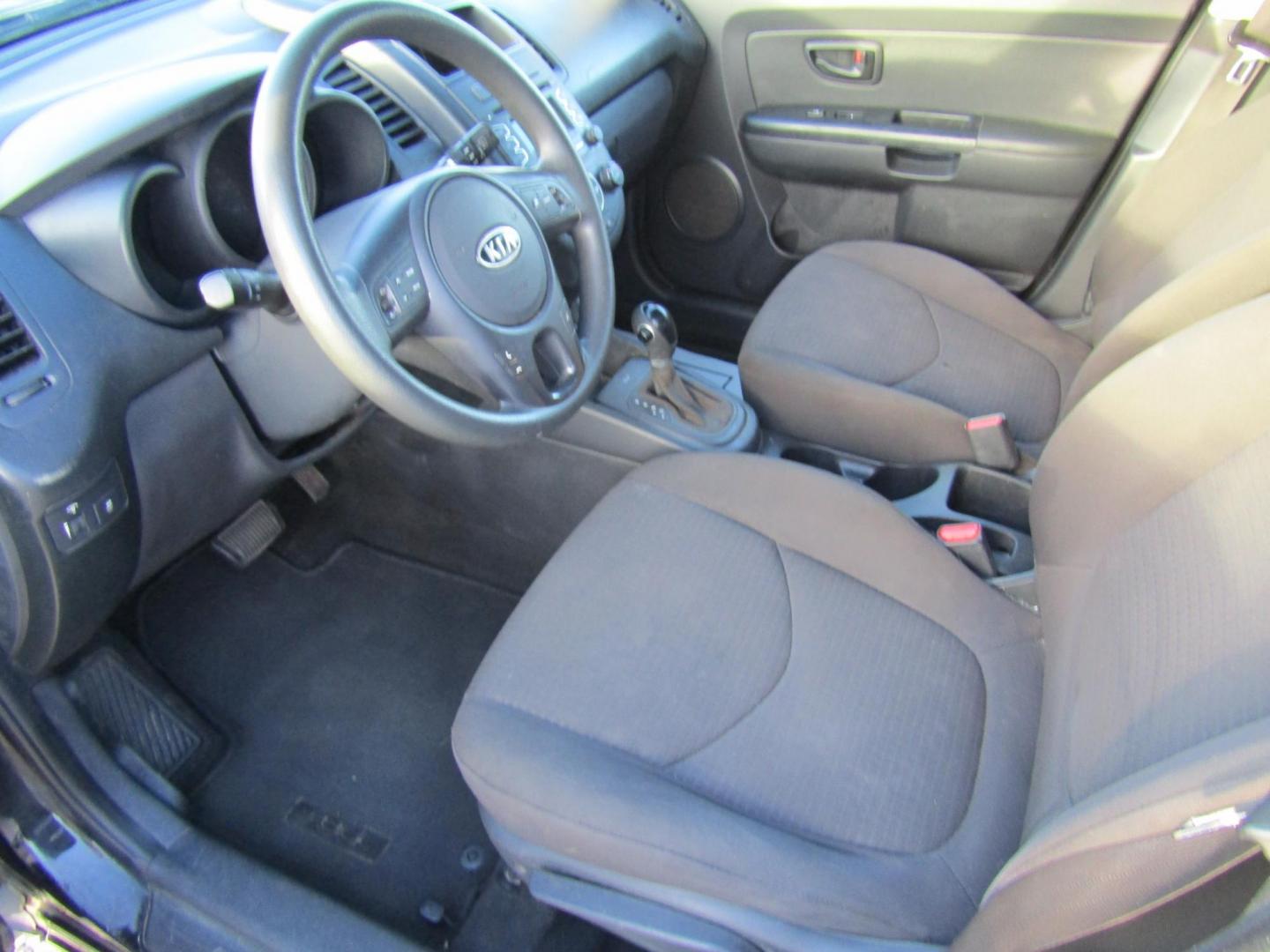 2012 Black /Gray Kia Soul Base (KNDJT2A51C7) with an 1.6L L4 DOHC 16V engine, Automatic transmission, located at 15016 S Hwy 231, Midland City, AL, 36350, (334) 983-3001, 31.306210, -85.495277 - Photo#3