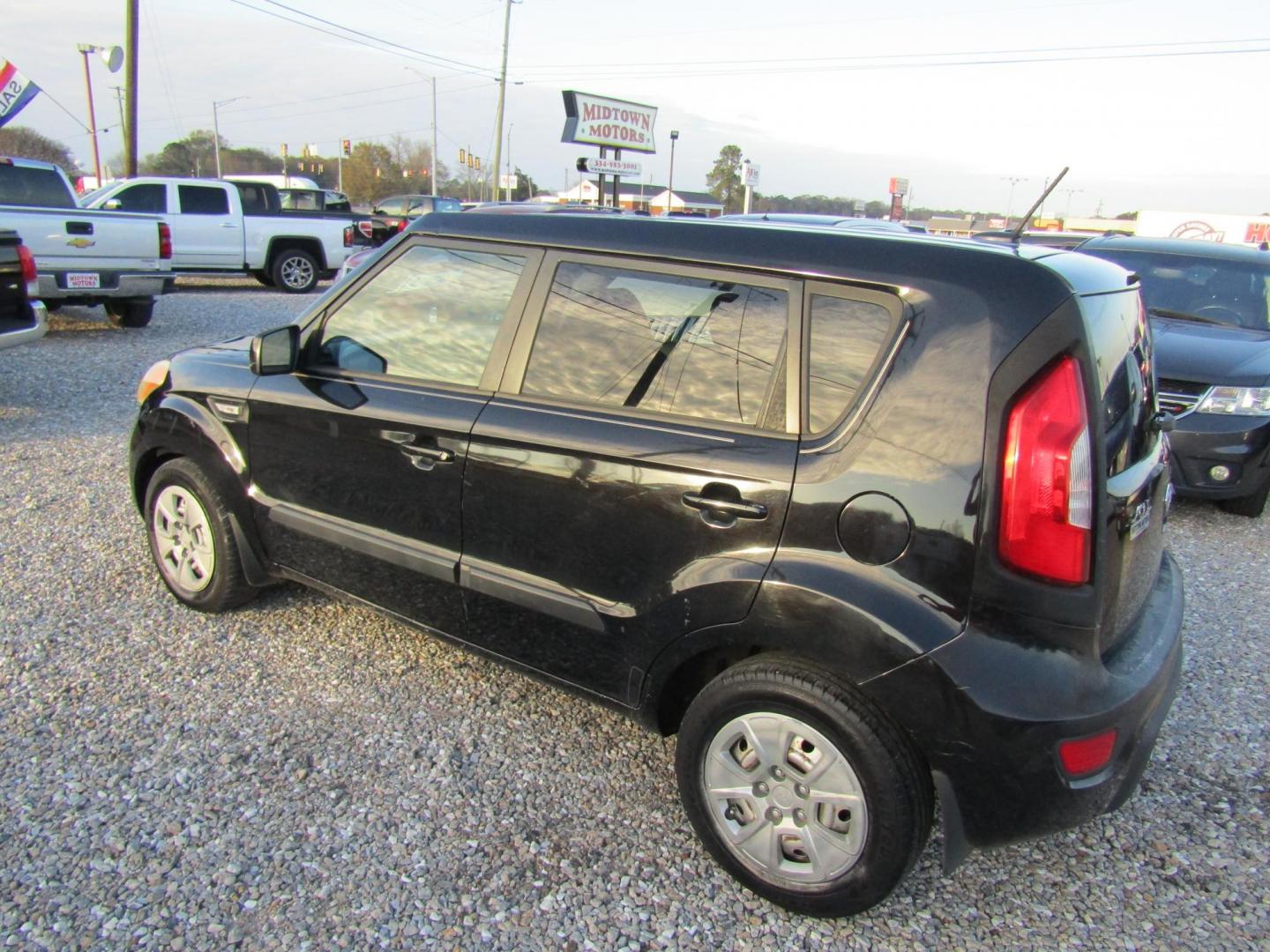 2012 Black /Gray Kia Soul Base (KNDJT2A51C7) with an 1.6L L4 DOHC 16V engine, Automatic transmission, located at 15016 S Hwy 231, Midland City, AL, 36350, (334) 983-3001, 31.306210, -85.495277 - Photo#5