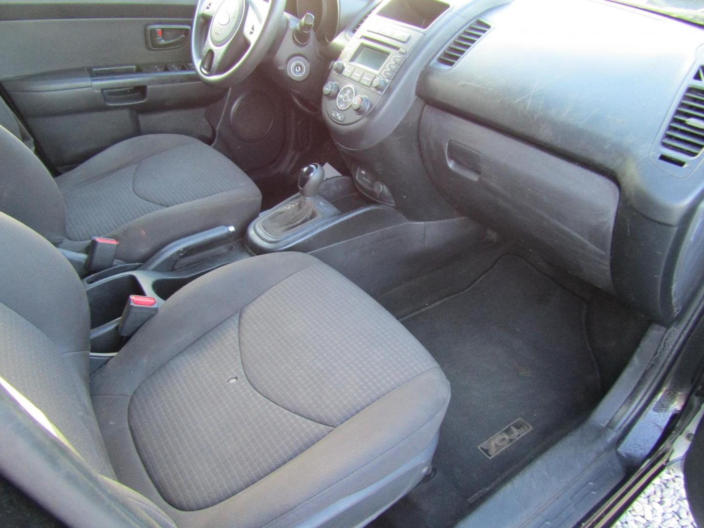 2012 Black /Gray Kia Soul Base (KNDJT2A51C7) with an 1.6L L4 DOHC 16V engine, Automatic transmission, located at 15016 S Hwy 231, Midland City, AL, 36350, (334) 983-3001, 31.306210, -85.495277 - Photo#9