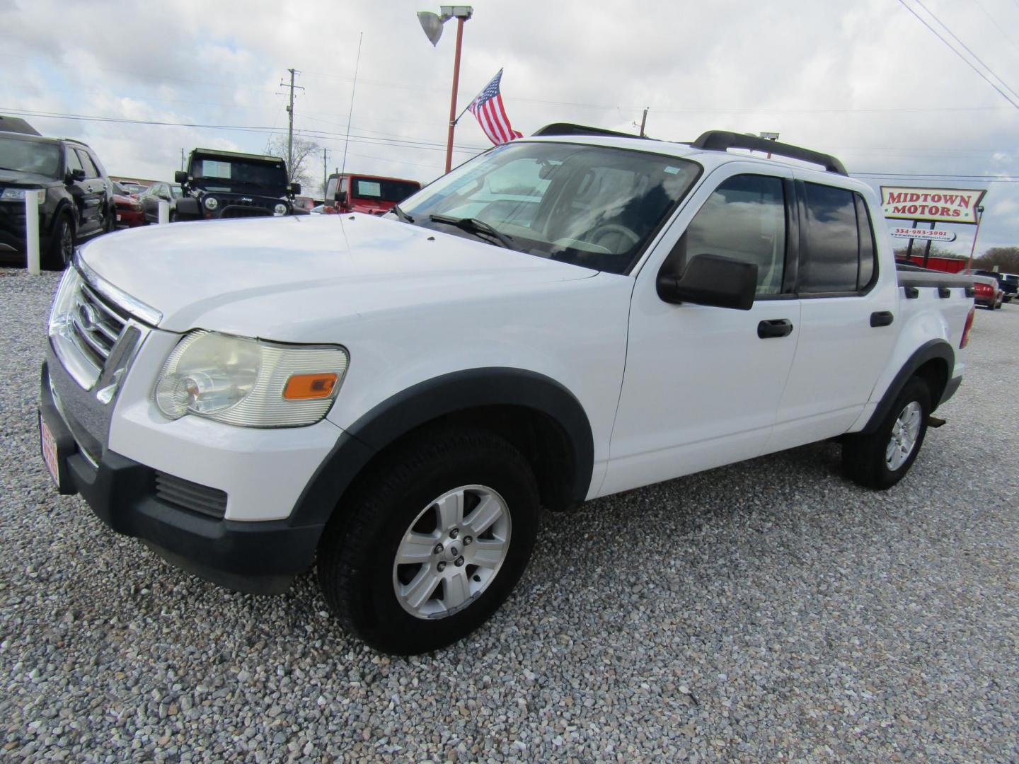 2007 White /Tan Ford Explorer Sport Trac XLT 4.0L 2WD (1FMEU31K17U) with an 4.0L V6 SOHC 12V FFV engine, Automatic transmission, located at 15016 S Hwy 231, Midland City, AL, 36350, (334) 983-3001, 31.306210, -85.495277 - Photo#1