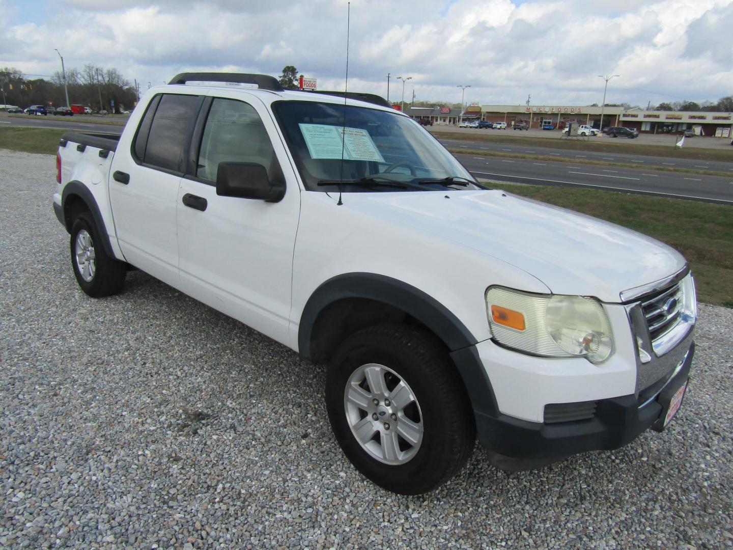 2007 White /Tan Ford Explorer Sport Trac XLT 4.0L 2WD (1FMEU31K17U) with an 4.0L V6 SOHC 12V FFV engine, Automatic transmission, located at 15016 S Hwy 231, Midland City, AL, 36350, (334) 983-3001, 31.306210, -85.495277 - Photo#0