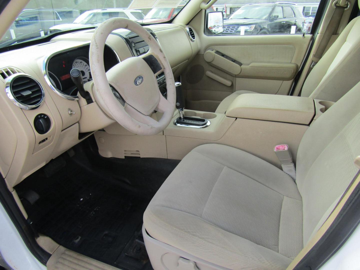 2007 White /Tan Ford Explorer Sport Trac XLT 4.0L 2WD (1FMEU31K17U) with an 4.0L V6 SOHC 12V FFV engine, Automatic transmission, located at 15016 S Hwy 231, Midland City, AL, 36350, (334) 983-3001, 31.306210, -85.495277 - Photo#2