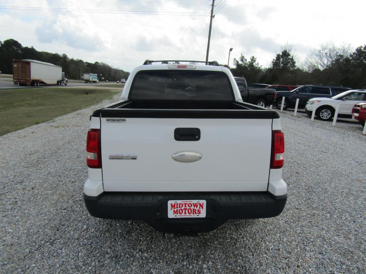 2007 White /Tan Ford Explorer Sport Trac XLT 4.0L 2WD (1FMEU31K17U) with an 4.0L V6 SOHC 12V FFV engine, Automatic transmission, located at 15016 S Hwy 231, Midland City, AL, 36350, (334) 983-3001, 31.306210, -85.495277 - Photo#4