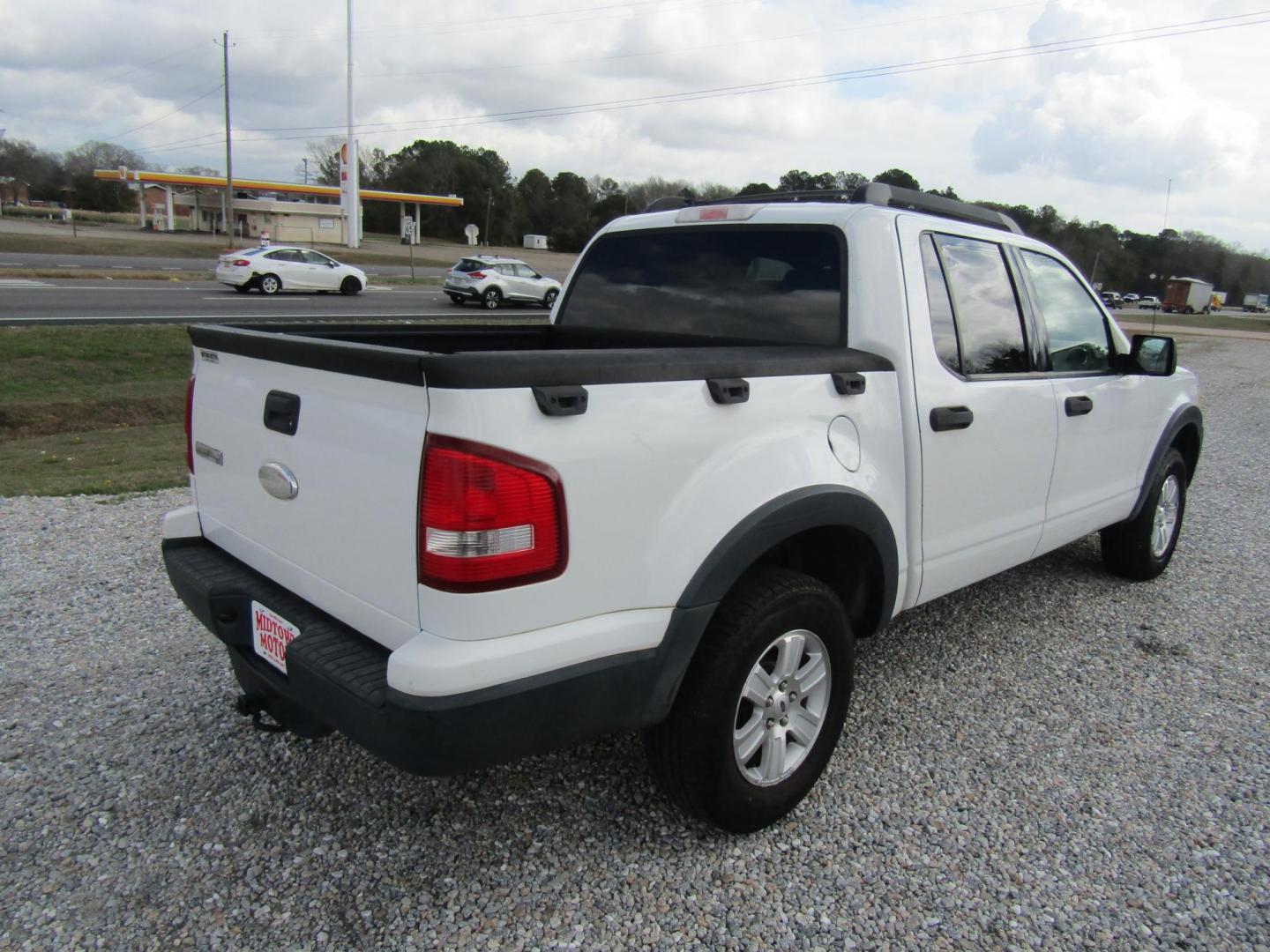 2007 White /Tan Ford Explorer Sport Trac XLT 4.0L 2WD (1FMEU31K17U) with an 4.0L V6 SOHC 12V FFV engine, Automatic transmission, located at 15016 S Hwy 231, Midland City, AL, 36350, (334) 983-3001, 31.306210, -85.495277 - Photo#5