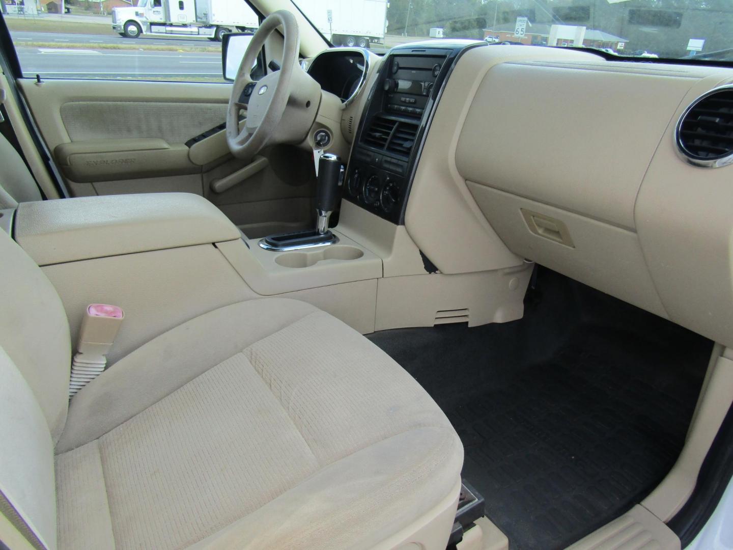 2007 White /Tan Ford Explorer Sport Trac XLT 4.0L 2WD (1FMEU31K17U) with an 4.0L V6 SOHC 12V FFV engine, Automatic transmission, located at 15016 S Hwy 231, Midland City, AL, 36350, (334) 983-3001, 31.306210, -85.495277 - Photo#7