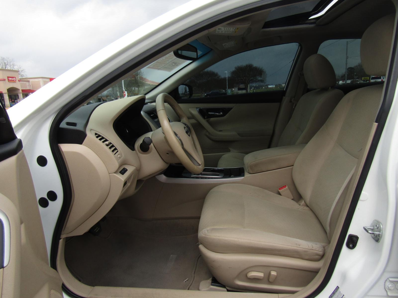 2014 White /Tan Nissan Altima 2.5 SL (1N4AL3AP6EC) with an 2.5L L4 DOHC 16V engine, Automatic transmission, located at 15016 S Hwy 231, Midland City, AL, 36350, (334) 983-3001, 31.306210, -85.495277 - Photo #3