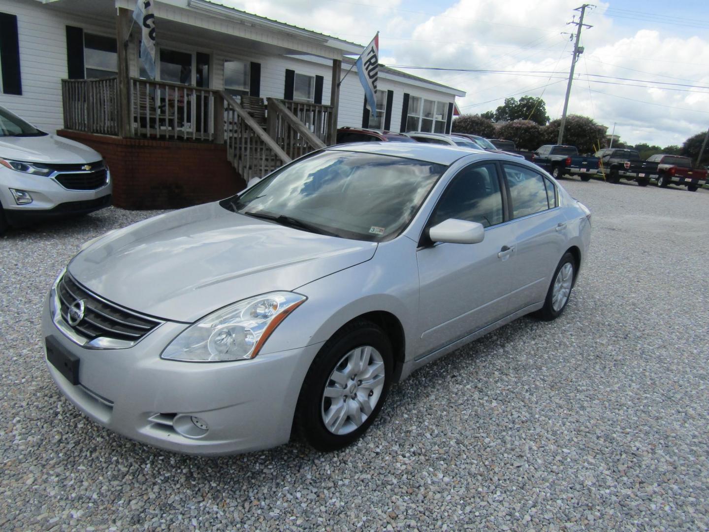 2012 Silver Nissan Altima 2.5 S (1N4AL2APXCC) with an 2.5L L4 DOHC 16V engine, Automatic transmission, located at 15016 S Hwy 231, Midland City, AL, 36350, (334) 983-3001, 31.306210, -85.495277 - Photo#2