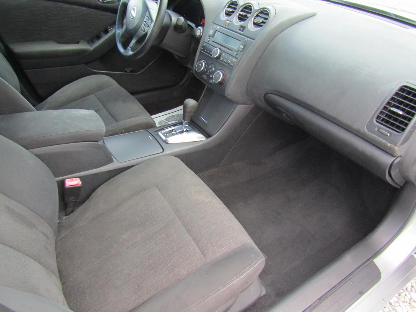 2012 Silver Nissan Altima 2.5 S (1N4AL2APXCC) with an 2.5L L4 DOHC 16V engine, Automatic transmission, located at 15016 S Hwy 231, Midland City, AL, 36350, (334) 983-3001, 31.306210, -85.495277 - Photo#9