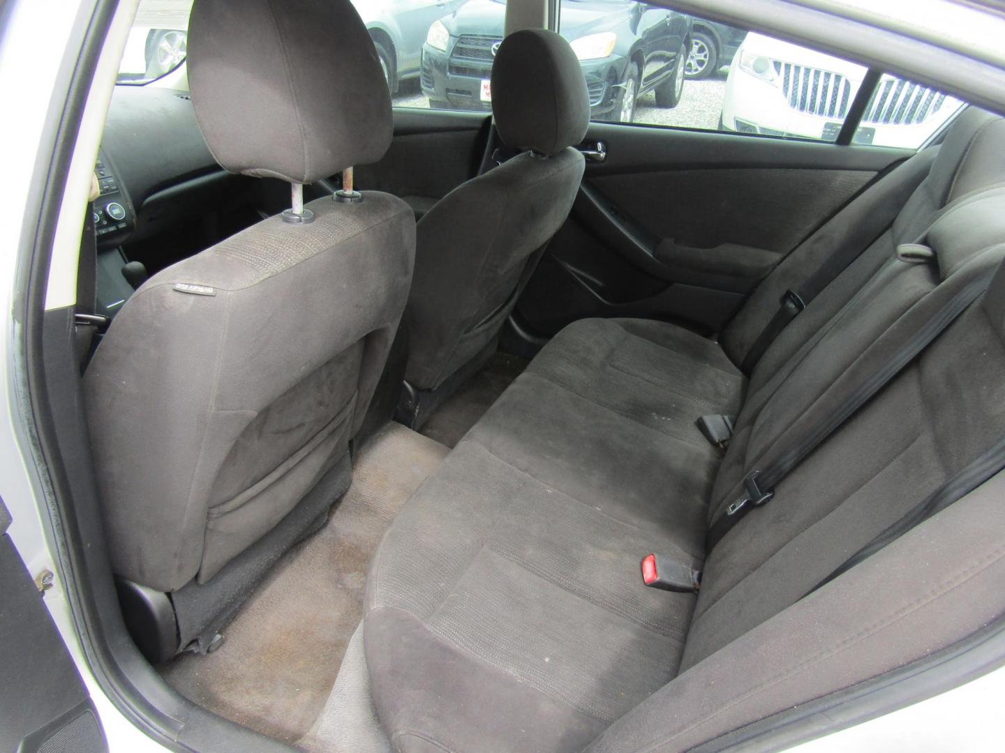 2010 Silver Nissan Altima 2.5 (1N4AL2AP5AC) with an 2.5L L4 DOHC 16V engine, Automatic transmission, located at 15016 S Hwy 231, Midland City, AL, 36350, (334) 983-3001, 31.306210, -85.495277 - Photo#3