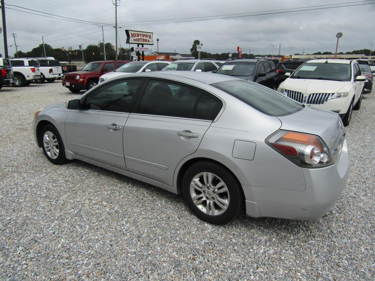 2010 Silver Nissan Altima 2.5 (1N4AL2AP5AC) with an 2.5L L4 DOHC 16V engine, Automatic transmission, located at 15016 S Hwy 231, Midland City, AL, 36350, (334) 983-3001, 31.306210, -85.495277 - Photo#4