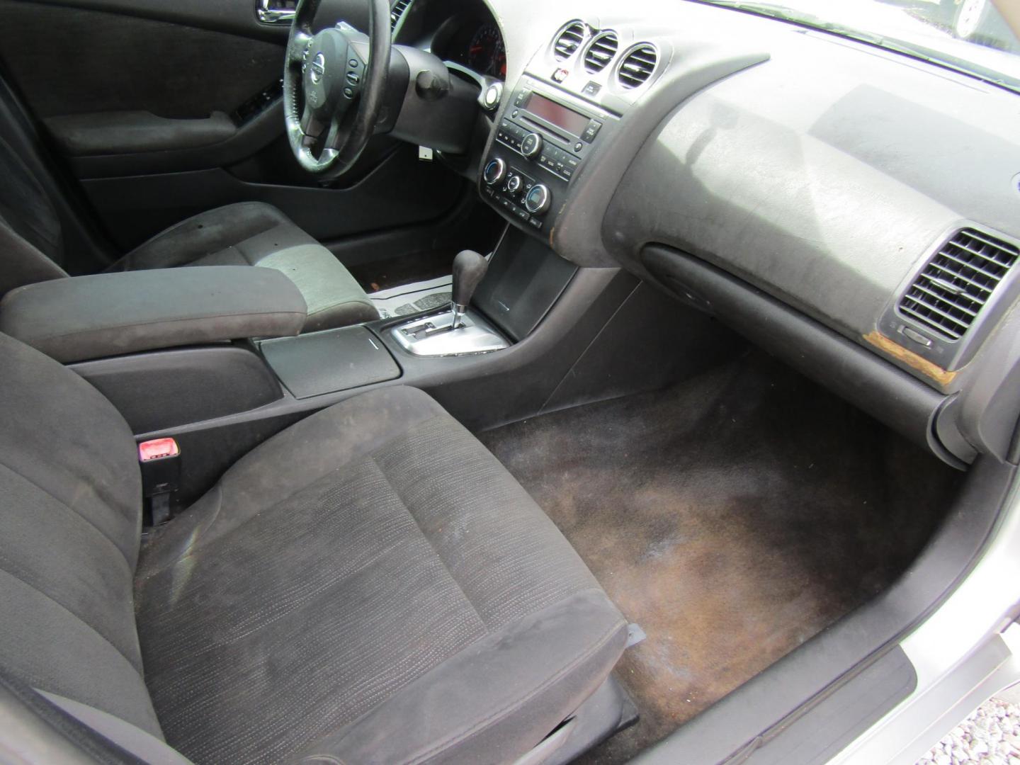 2010 Silver Nissan Altima 2.5 (1N4AL2AP5AC) with an 2.5L L4 DOHC 16V engine, Automatic transmission, located at 15016 S Hwy 231, Midland City, AL, 36350, (334) 983-3001, 31.306210, -85.495277 - Photo#8
