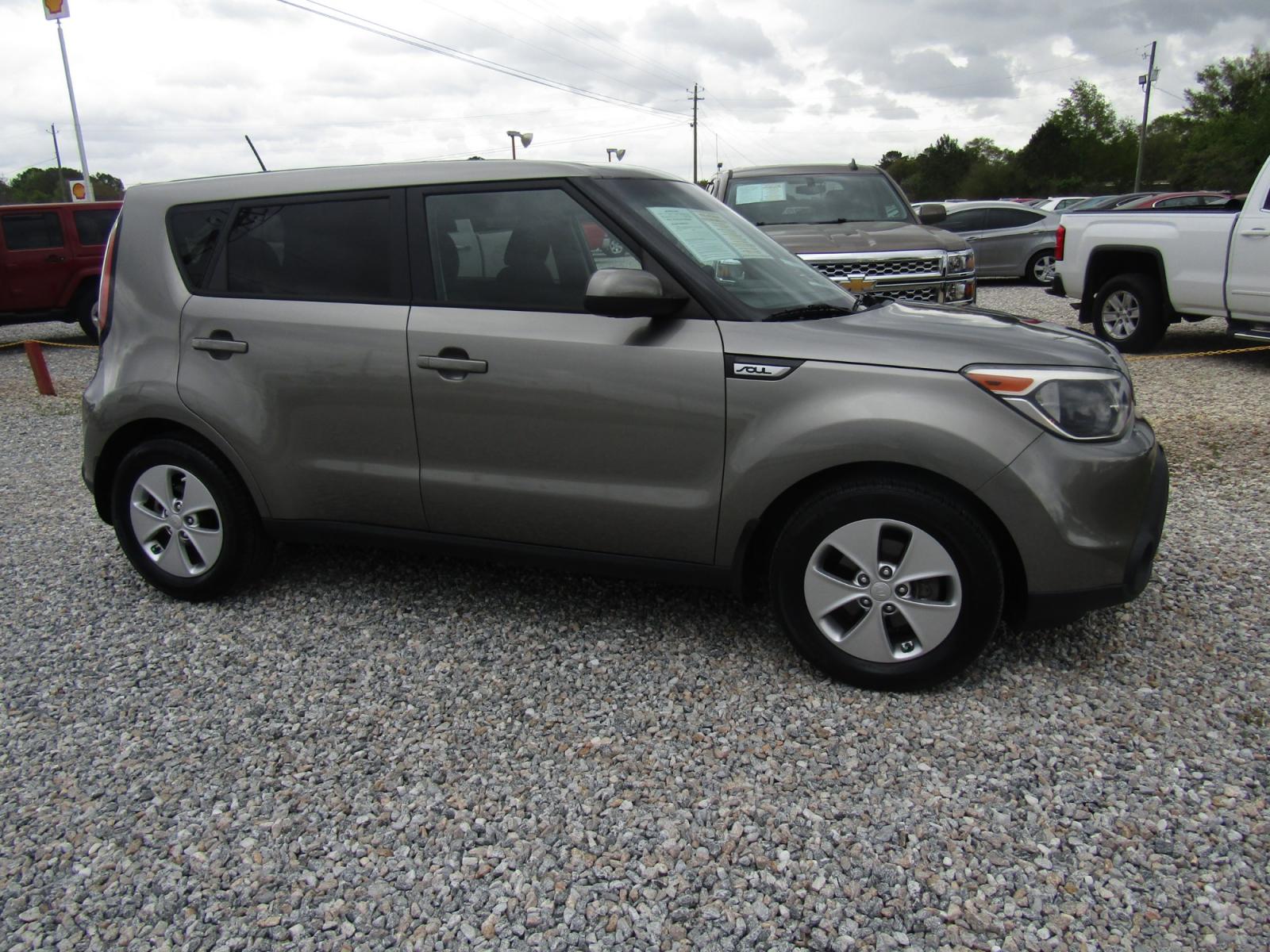 2015 Gray /Black Kia Soul Base (KNDJN2A24F7) with an 1.6L L4 DOHC 16V engine, Automatic transmission, located at 15016 S Hwy 231, Midland City, AL, 36350, (334) 983-3001, 31.306210, -85.495277 - Photo #0