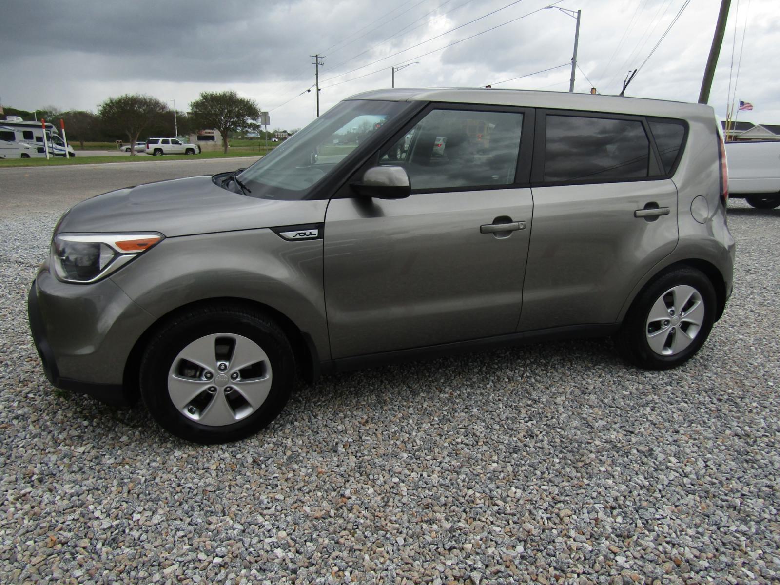 2015 Gray /Black Kia Soul Base (KNDJN2A24F7) with an 1.6L L4 DOHC 16V engine, Automatic transmission, located at 15016 S Hwy 231, Midland City, AL, 36350, (334) 983-3001, 31.306210, -85.495277 - Photo #2