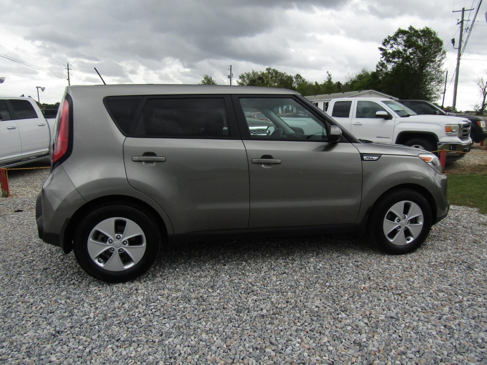 2015 Gray /Black Kia Soul Base (KNDJN2A24F7) with an 1.6L L4 DOHC 16V engine, Automatic transmission, located at 15016 S Hwy 231, Midland City, AL, 36350, (334) 983-3001, 31.306210, -85.495277 - Photo #8