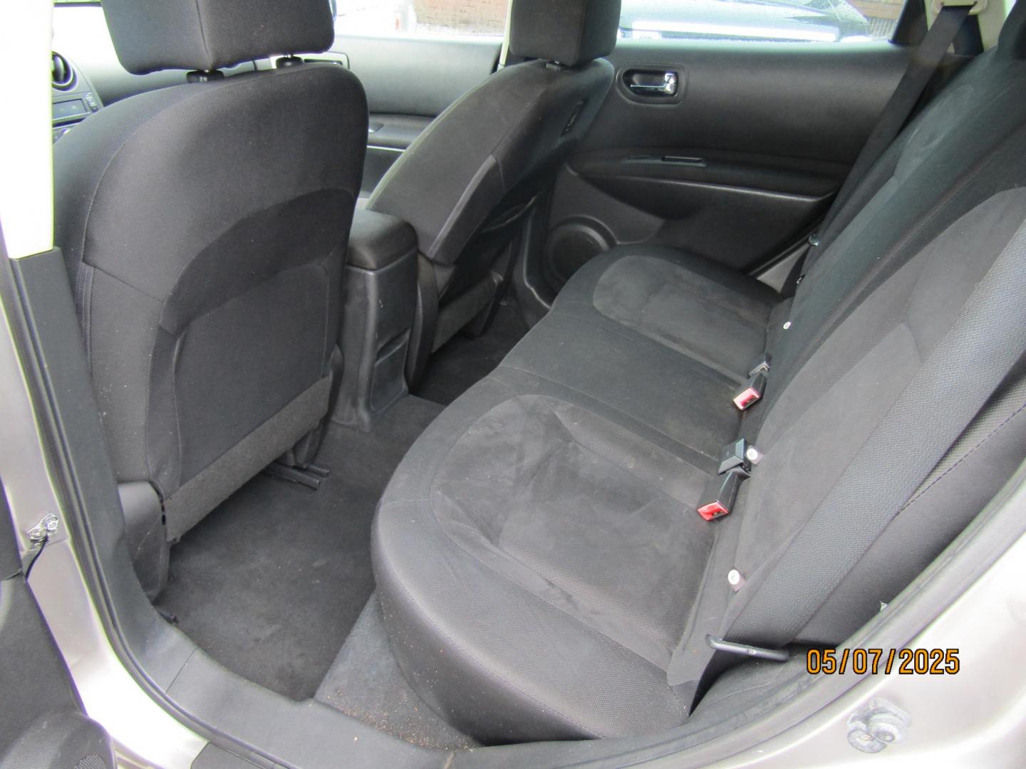 2010 Gray Nissan Rogue S 2WD (JN8AS5MT2AW) with an 2.5L L4 DOHC 16V engine, CVT transmission, located at 15016 S Hwy 231, Midland City, AL, 36350, (334) 983-3001, 31.306210, -85.495277 - Photo#4