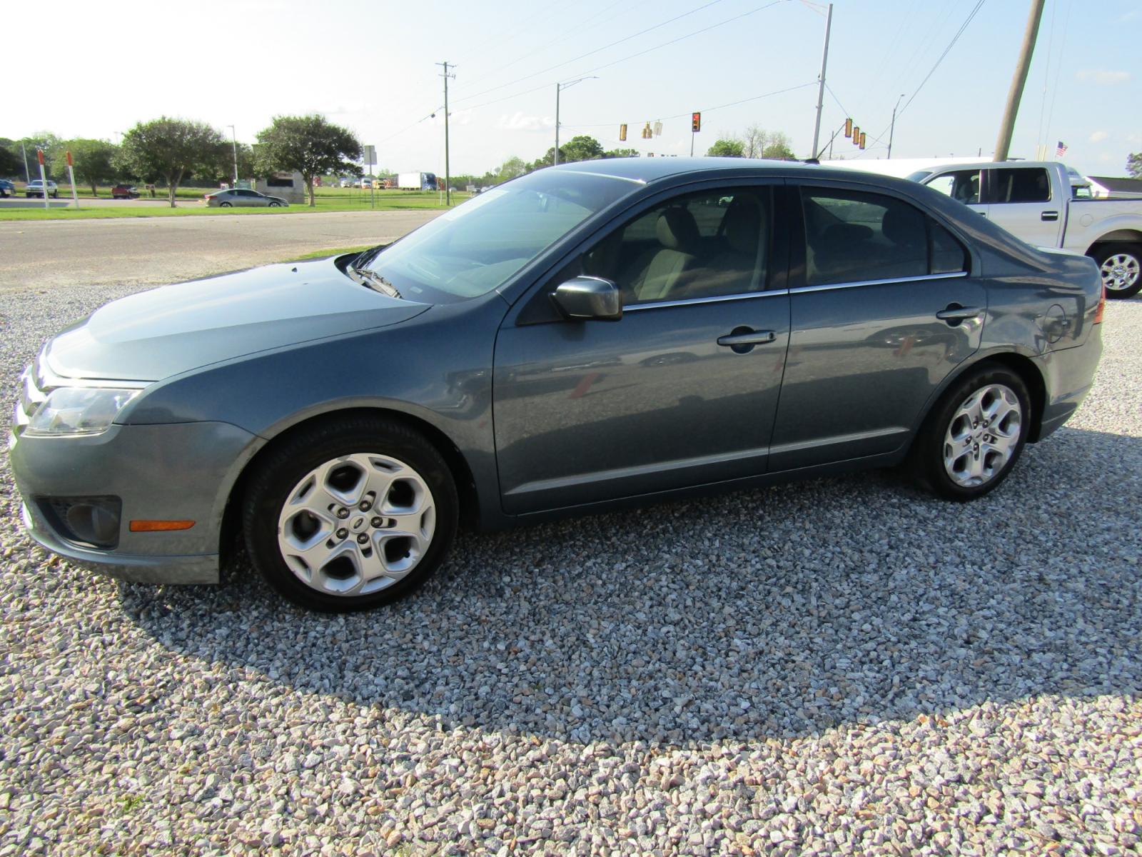 2011 Blue /TAN Ford Fusion I4 SE (3FAHP0HA9BR) with an 2.5L L4 DOHC 16V engine, Automatic transmission, located at 15016 S Hwy 231, Midland City, AL, 36350, (334) 983-3001, 31.306210, -85.495277 - Photo #2