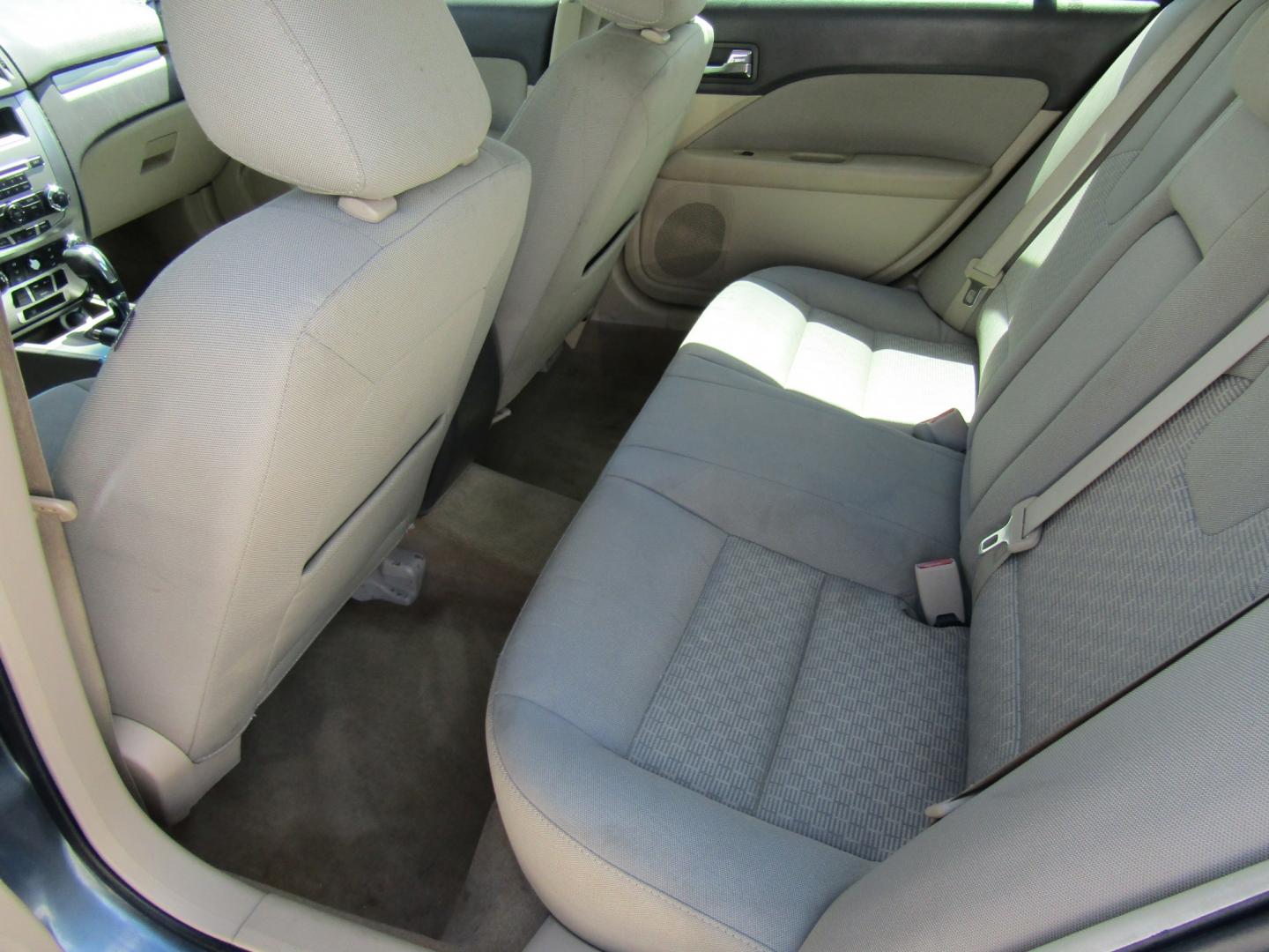 2011 Blue /TAN Ford Fusion I4 SE (3FAHP0HA9BR) with an 2.5L L4 DOHC 16V engine, Automatic transmission, located at 15016 S Hwy 231, Midland City, AL, 36350, (334) 983-3001, 31.306210, -85.495277- Photo#4