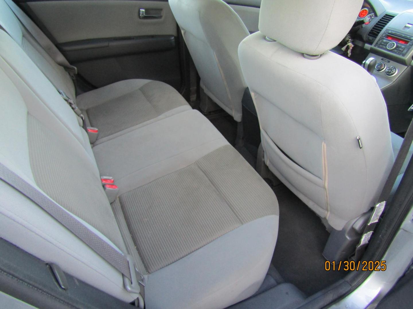 2010 Silver /Gray Honda Civic DX-VP Sedan 5-Speed AT (19XFA1F38AE) with an 1.8L L4 SOHC 16V engine, Automatic transmission, located at 15016 S Hwy 231, Midland City, AL, 36350, (334) 983-3001, 31.306210, -85.495277 - Photo#8