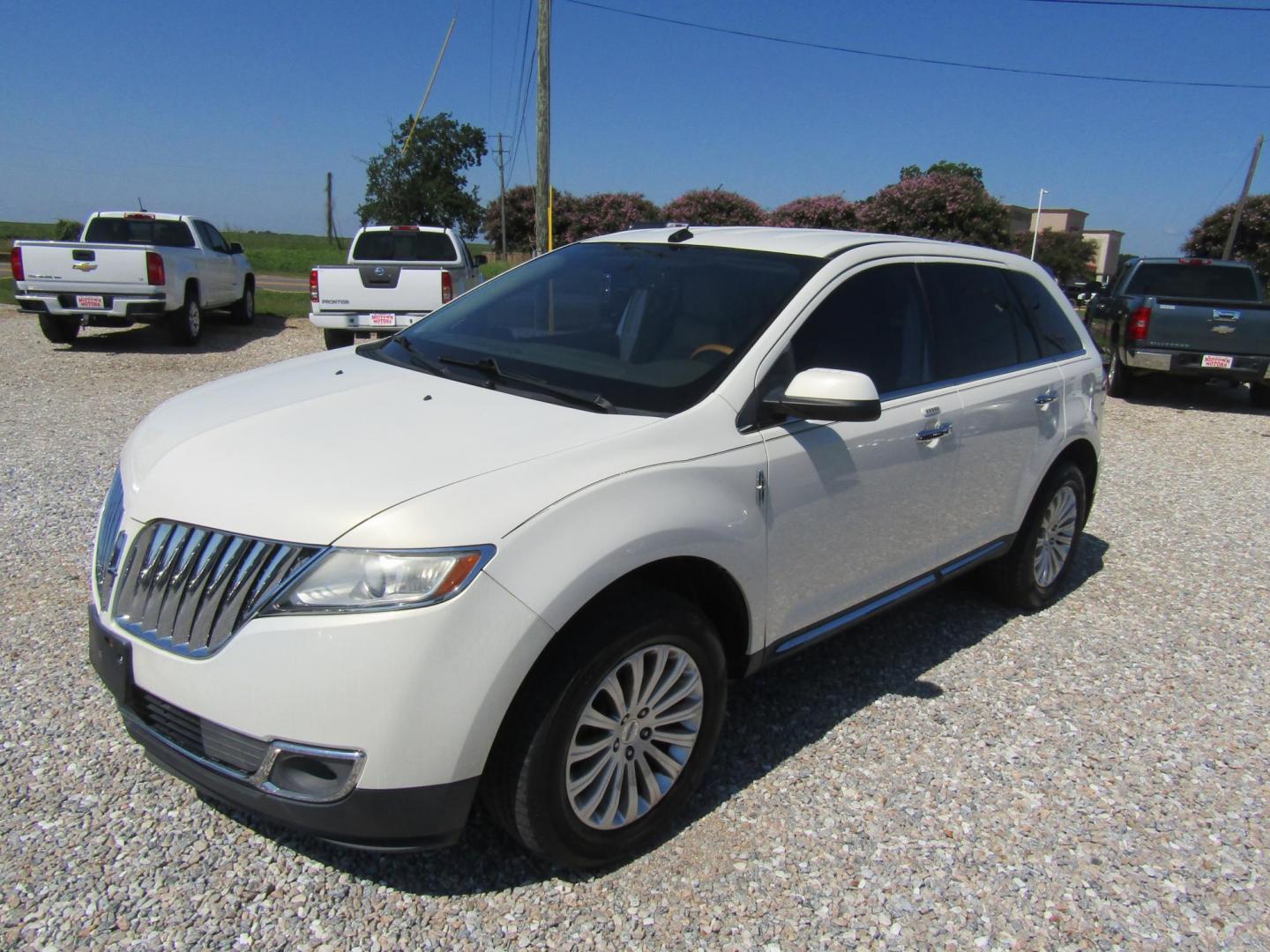 2013 White Lincoln MKX FWD (2LMDJ6JK0DB) with an 3.7L V6 DOHC 24V engine, Automatic transmission, located at 15016 S Hwy 231, Midland City, AL, 36350, (334) 983-3001, 31.306210, -85.495277 - Photo#2