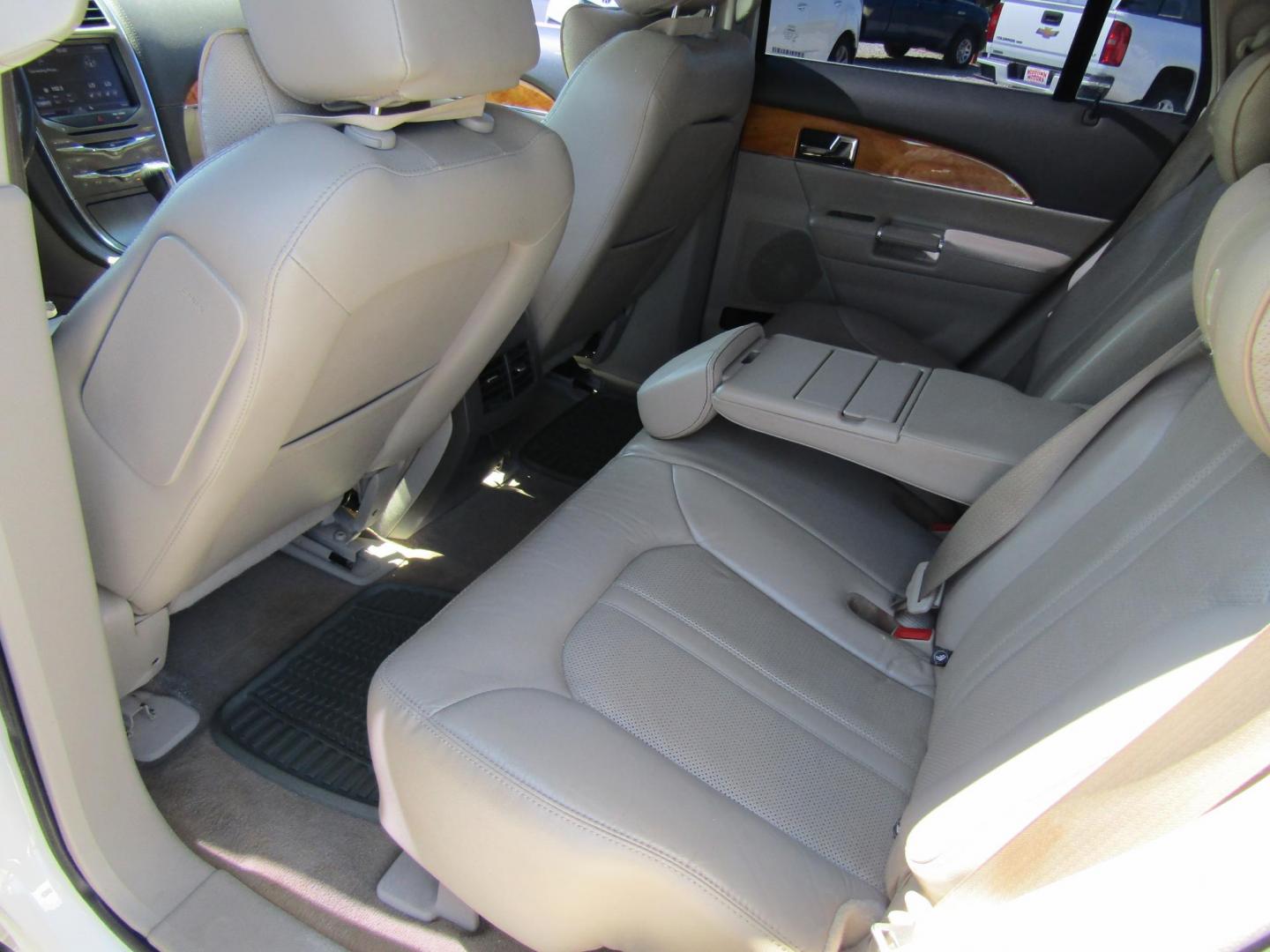 2013 White Lincoln MKX FWD (2LMDJ6JK0DB) with an 3.7L V6 DOHC 24V engine, Automatic transmission, located at 15016 S Hwy 231, Midland City, AL, 36350, (334) 983-3001, 31.306210, -85.495277 - Photo#4