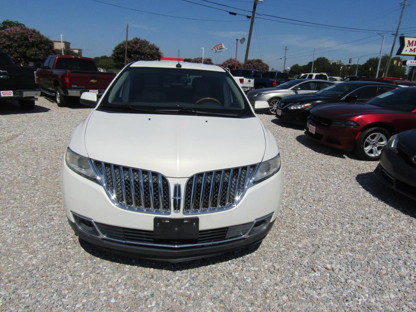 2013 White Lincoln MKX FWD (2LMDJ6JK0DB) with an 3.7L V6 DOHC 24V engine, Automatic transmission, located at 15016 S Hwy 231, Midland City, AL, 36350, (334) 983-3001, 31.306210, -85.495277 - Photo#1