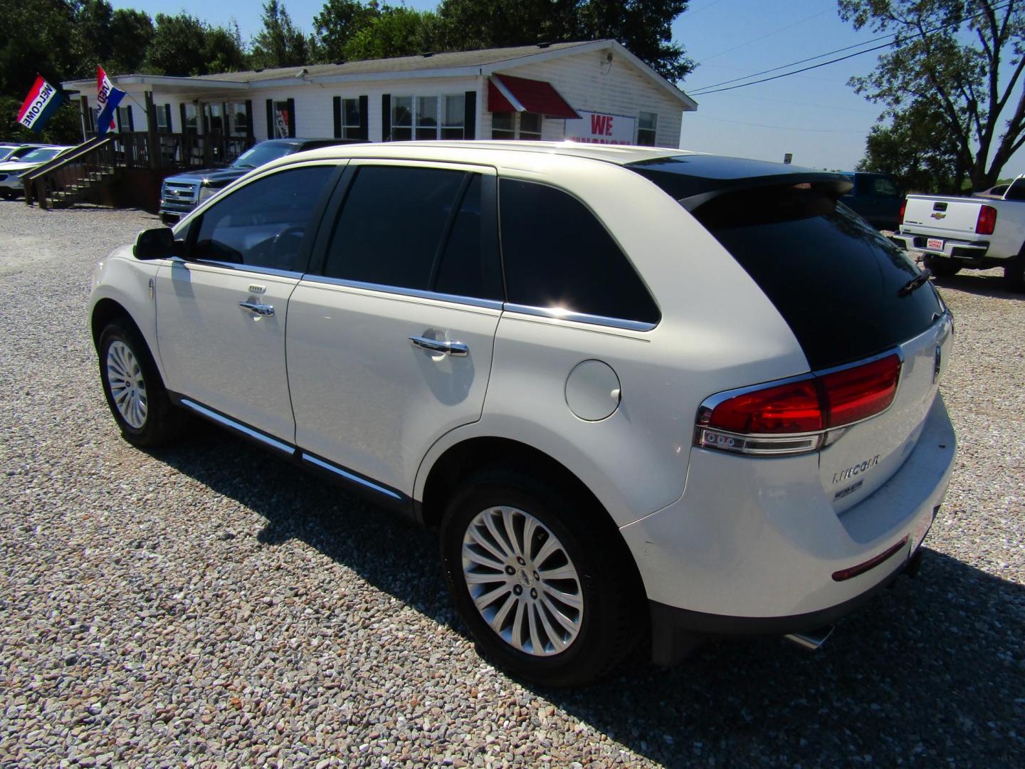 2013 White Lincoln MKX FWD (2LMDJ6JK0DB) with an 3.7L V6 DOHC 24V engine, Automatic transmission, located at 15016 S Hwy 231, Midland City, AL, 36350, (334) 983-3001, 31.306210, -85.495277 - Photo#5
