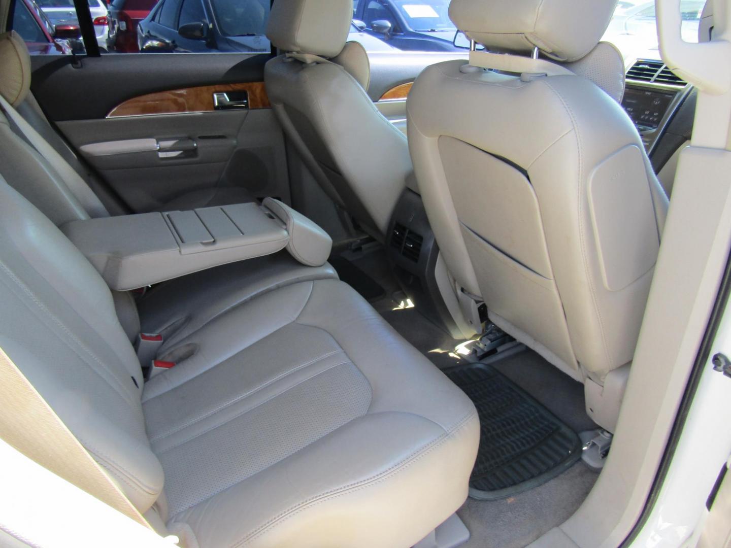 2013 White Lincoln MKX FWD (2LMDJ6JK0DB) with an 3.7L V6 DOHC 24V engine, Automatic transmission, located at 15016 S Hwy 231, Midland City, AL, 36350, (334) 983-3001, 31.306210, -85.495277 - Photo#8