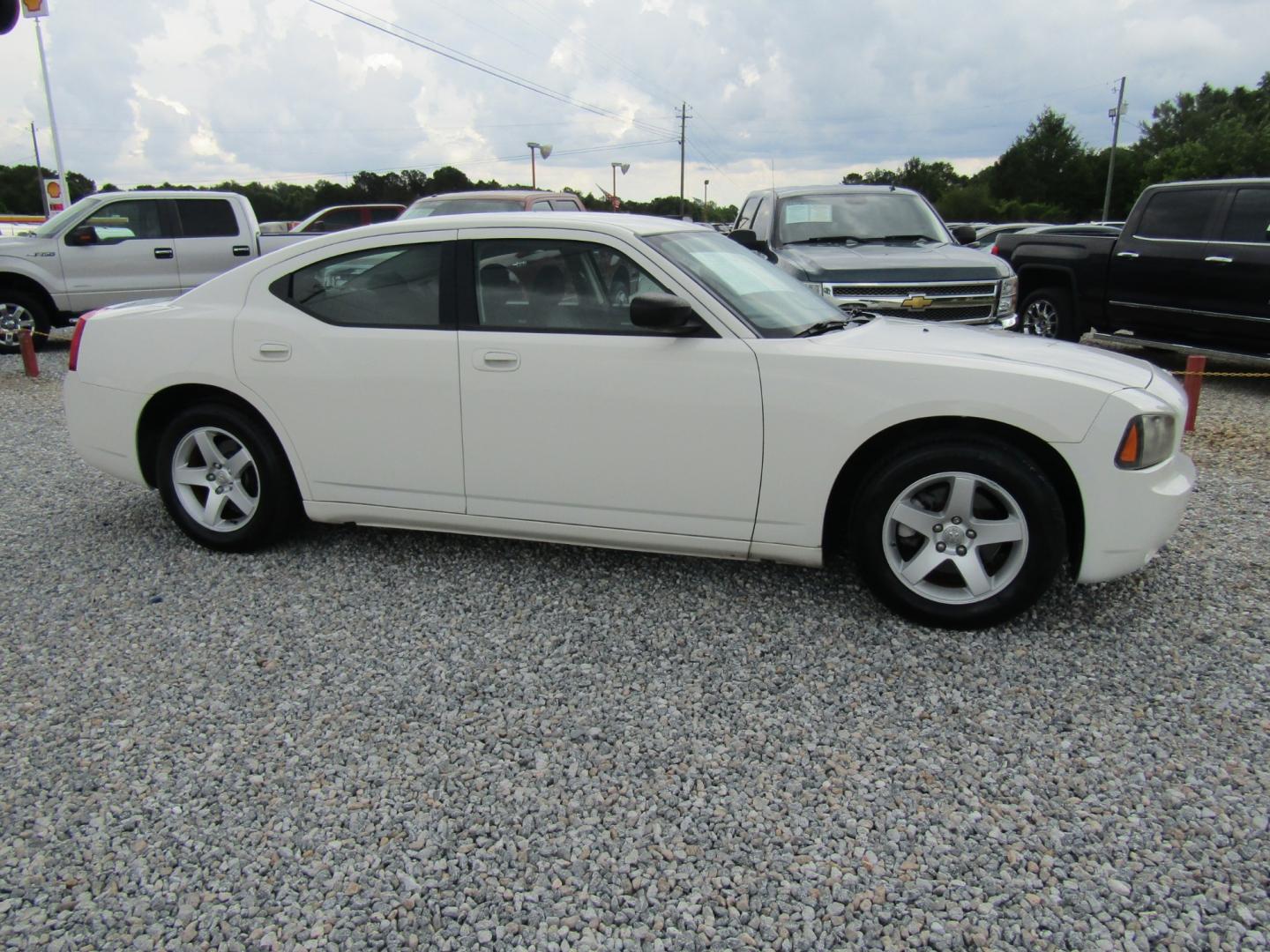 2009 White /Black Dodge Charger SE (2B3KA43D79H) with an 2.7L V6 DOHC 24V engine, Automatic transmission, located at 15016 S Hwy 231, Midland City, AL, 36350, (334) 983-3001, 31.306210, -85.495277 - Photo#0