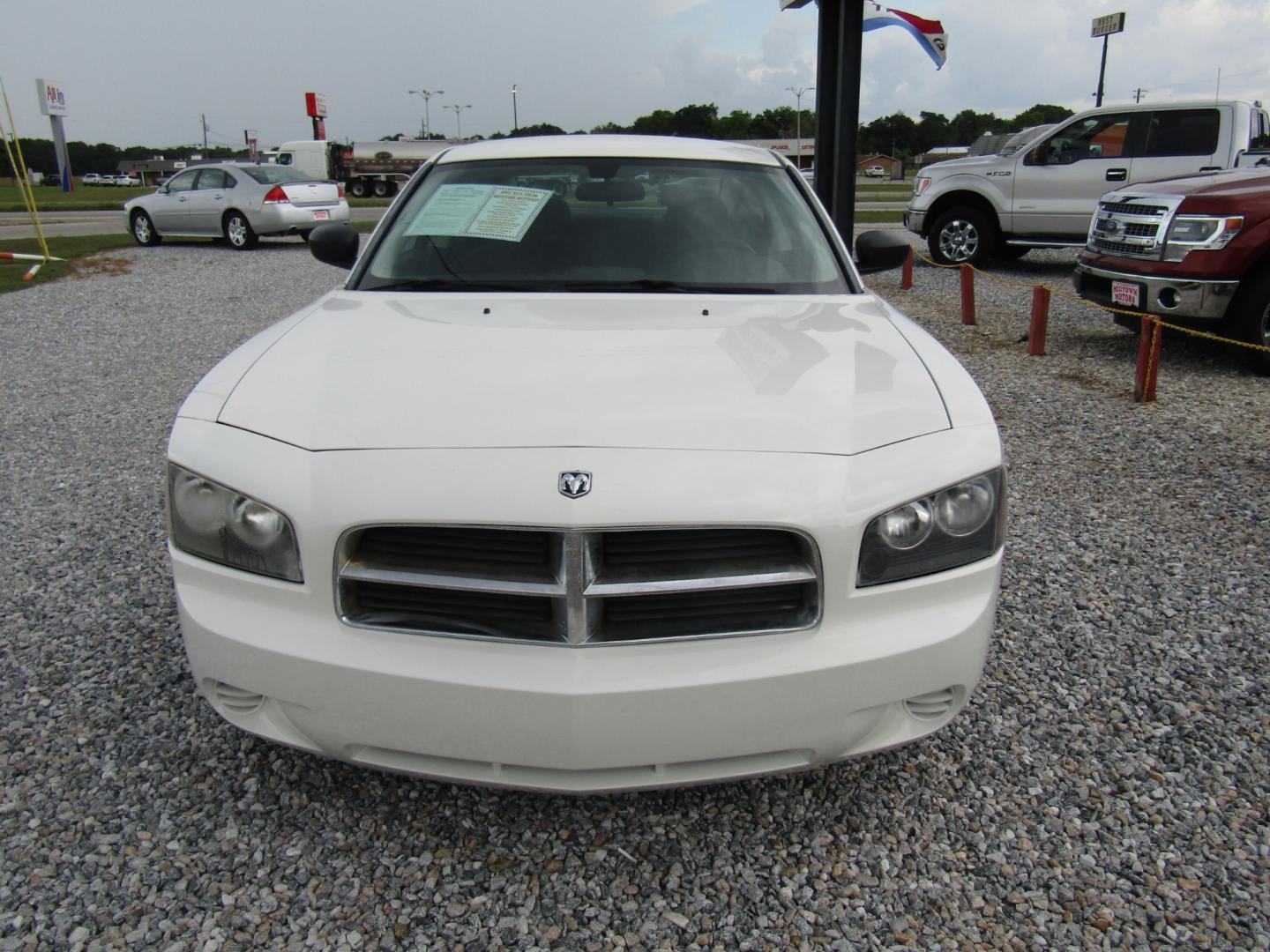 2009 White /Black Dodge Charger SE (2B3KA43D79H) with an 2.7L V6 DOHC 24V engine, Automatic transmission, located at 15016 S Hwy 231, Midland City, AL, 36350, (334) 983-3001, 31.306210, -85.495277 - Photo#1