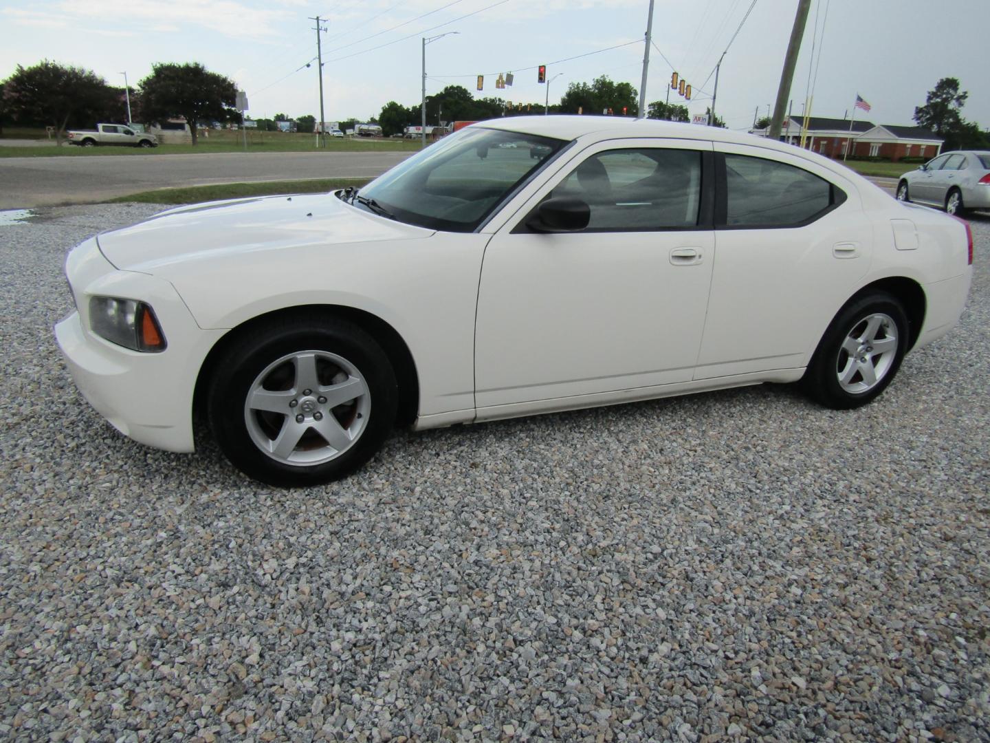 2009 White /Black Dodge Charger SE (2B3KA43D79H) with an 2.7L V6 DOHC 24V engine, Automatic transmission, located at 15016 S Hwy 231, Midland City, AL, 36350, (334) 983-3001, 31.306210, -85.495277 - Photo#2