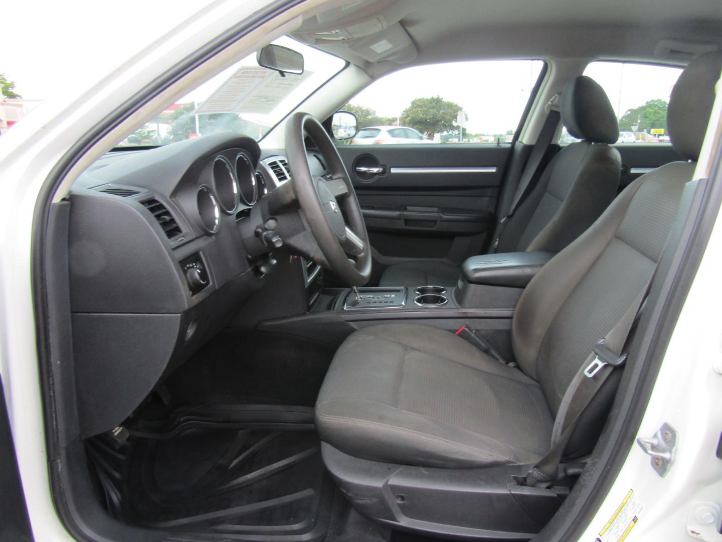 2009 White /Black Dodge Charger SE (2B3KA43D79H) with an 2.7L V6 DOHC 24V engine, Automatic transmission, located at 15016 S Hwy 231, Midland City, AL, 36350, (334) 983-3001, 31.306210, -85.495277 - Photo#3