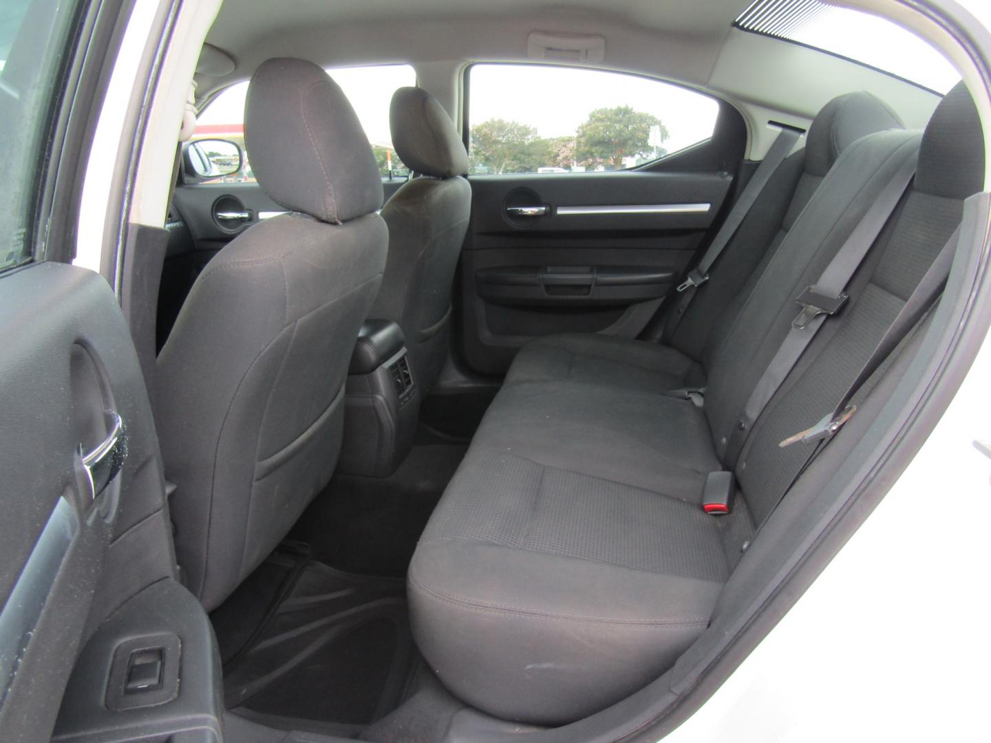 2009 White /Black Dodge Charger SE (2B3KA43D79H) with an 2.7L V6 DOHC 24V engine, Automatic transmission, located at 15016 S Hwy 231, Midland City, AL, 36350, (334) 983-3001, 31.306210, -85.495277 - Photo#4