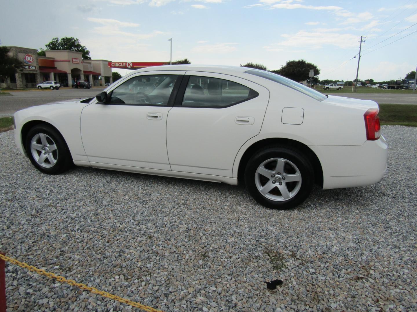 2009 White /Black Dodge Charger SE (2B3KA43D79H) with an 2.7L V6 DOHC 24V engine, Automatic transmission, located at 15016 S Hwy 231, Midland City, AL, 36350, (334) 983-3001, 31.306210, -85.495277 - Photo#5