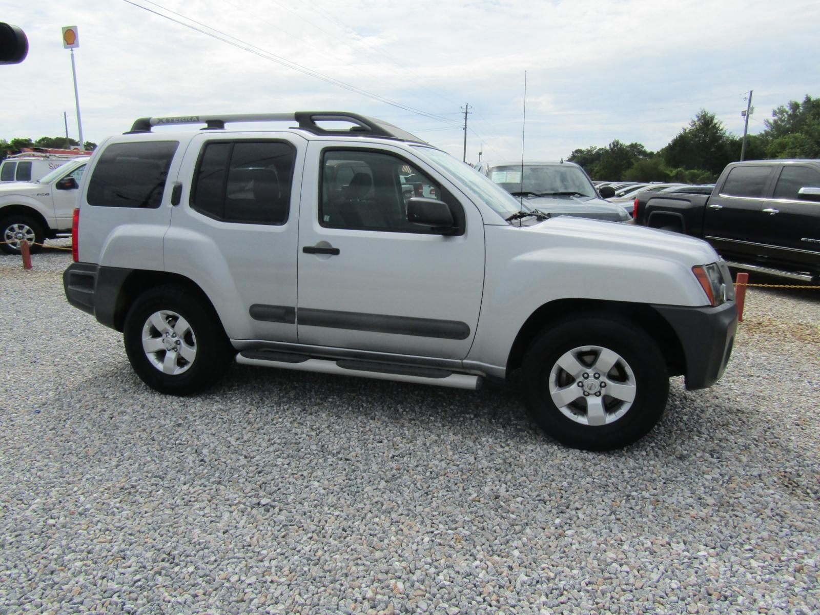 2012 Silver /Black Nissan Xterra S 2WD (5N1AN0NU7CC) with an 4.0L V6 DOHC 24V engine, Automatic transmission, located at 15016 S Hwy 231, Midland City, AL, 36350, (334) 983-3001, 31.306210, -85.495277 - Photo #0