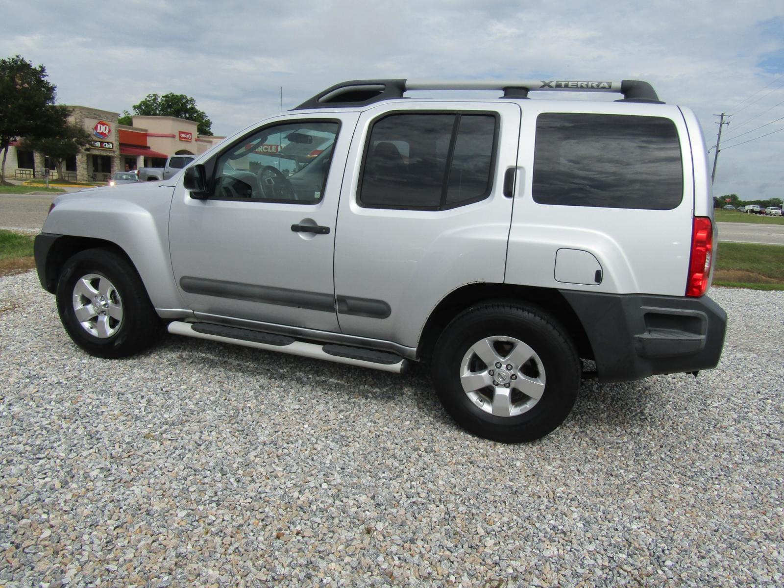 2012 Silver /Black Nissan Xterra S 2WD (5N1AN0NU7CC) with an 4.0L V6 DOHC 24V engine, Automatic transmission, located at 15016 S Hwy 231, Midland City, AL, 36350, (334) 983-3001, 31.306210, -85.495277 - Photo #5